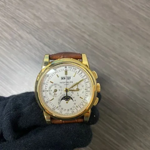 Patek Philippe Perpetual Calendar Chronograph 5970J-001 40mm Yellow gold Silver