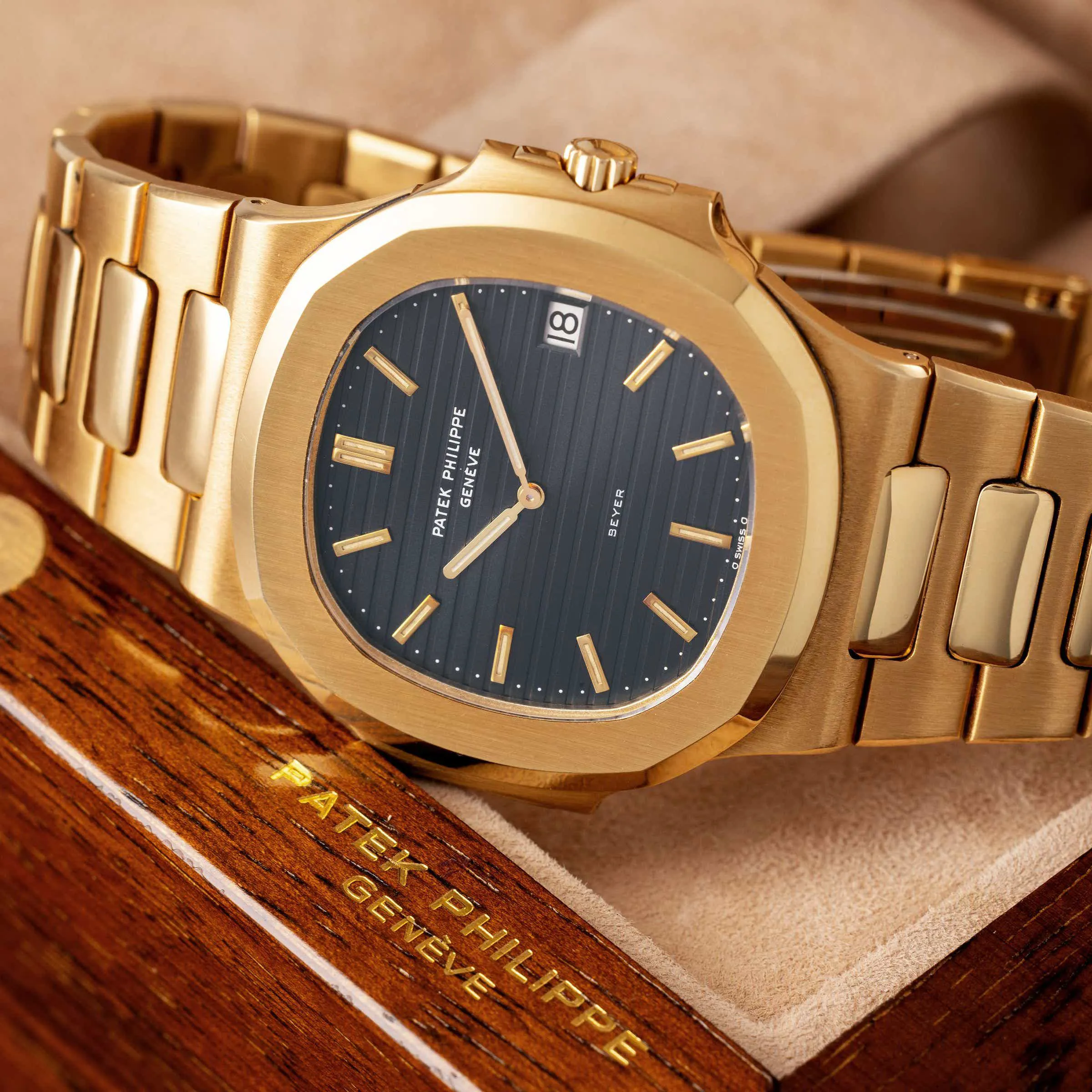 Patek Philippe Nautilus 3700/1 40mm Yellow gold Black 6