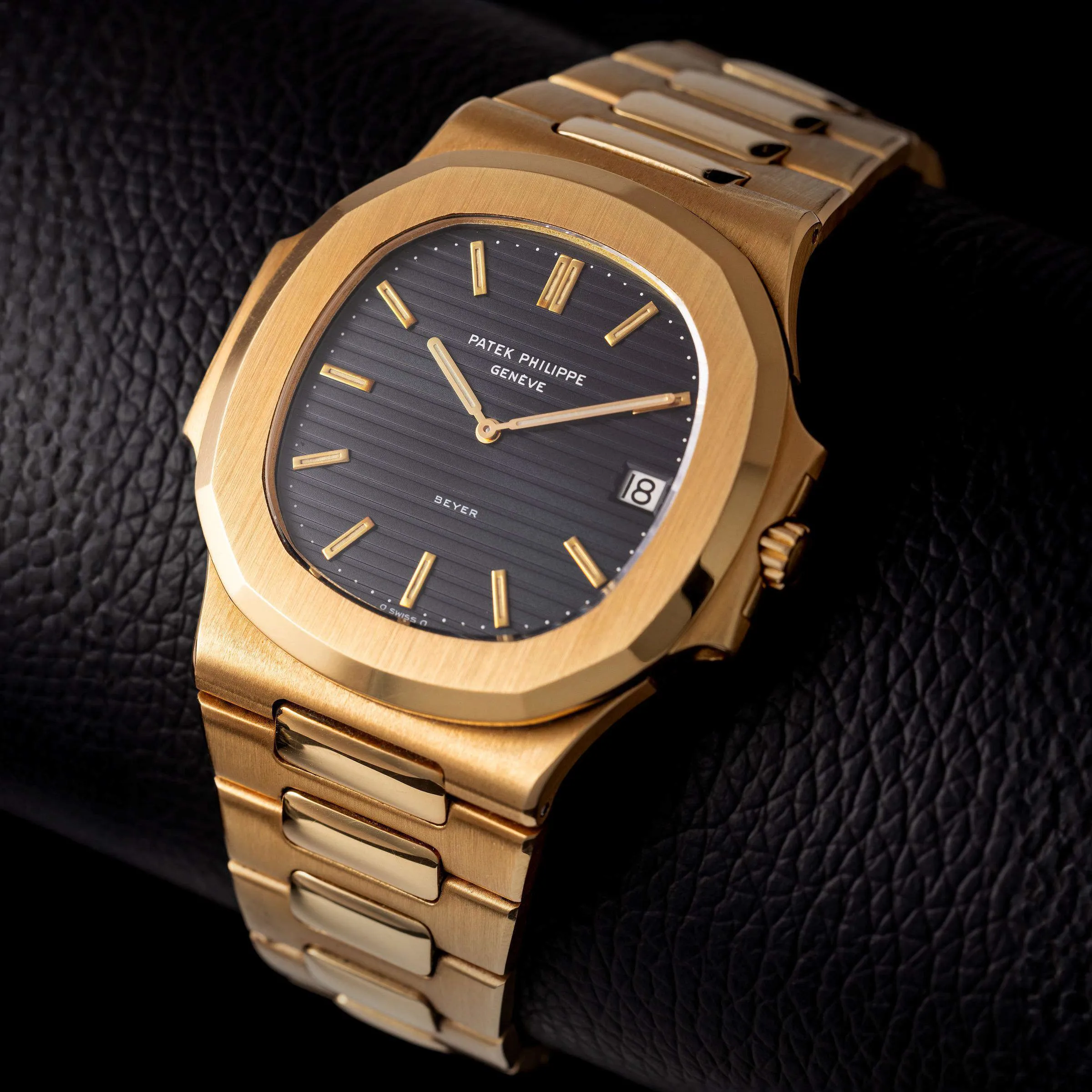 Patek Philippe Nautilus 3700/1 40mm Yellow gold Black 10