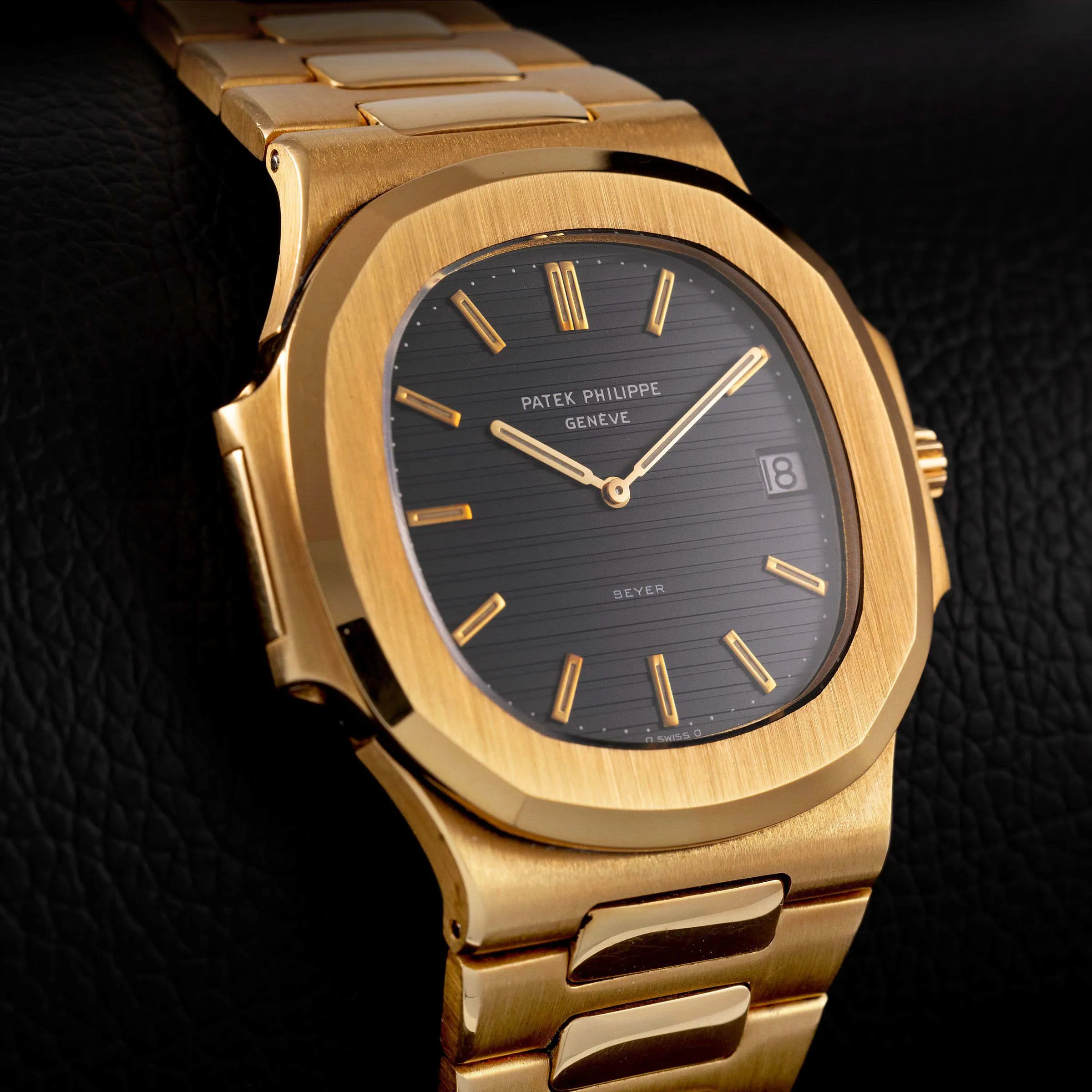 Patek Philippe Nautilus 3700/1 40mm Yellow gold Black 11