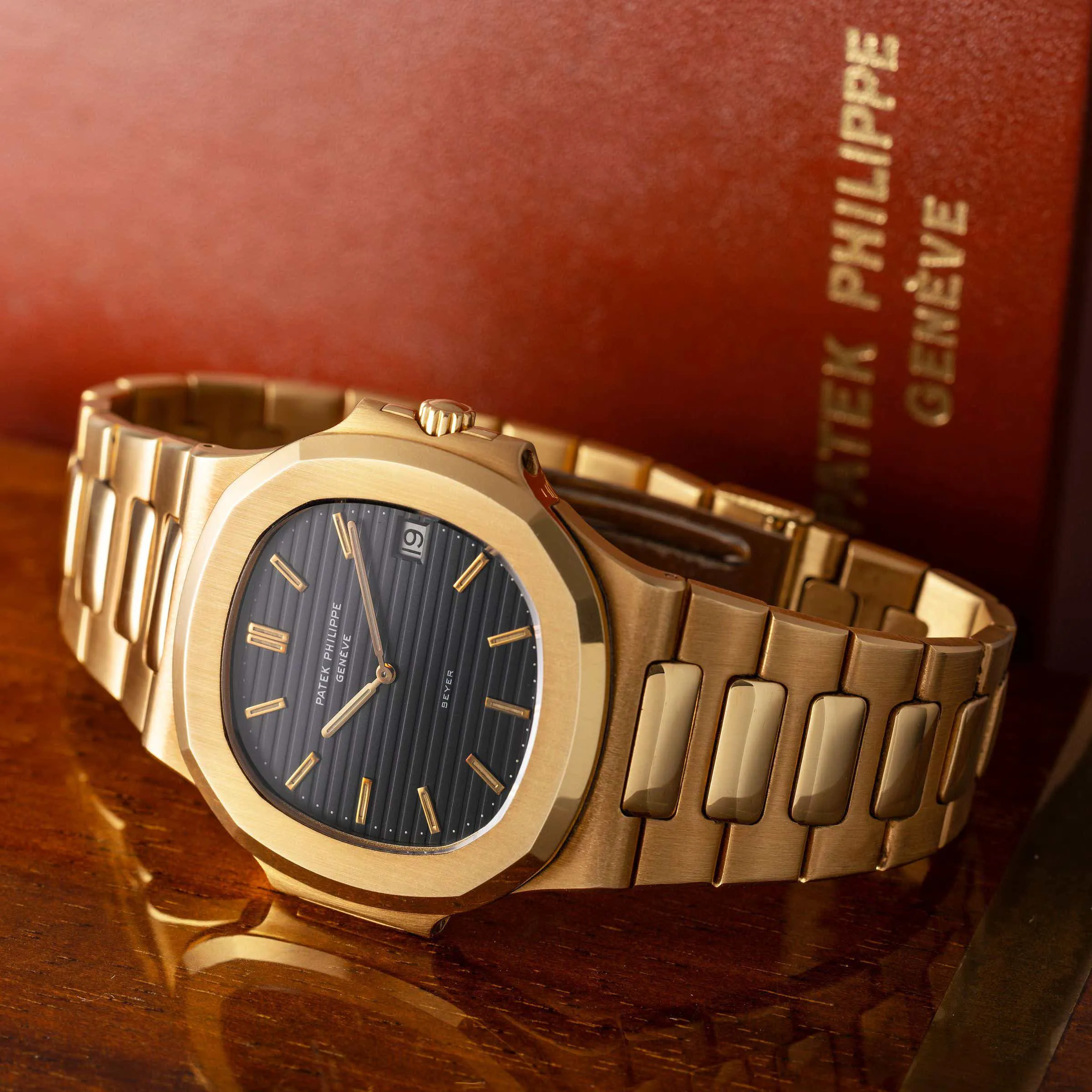 Patek Philippe Nautilus 3700/1 40mm Yellow gold Black 13