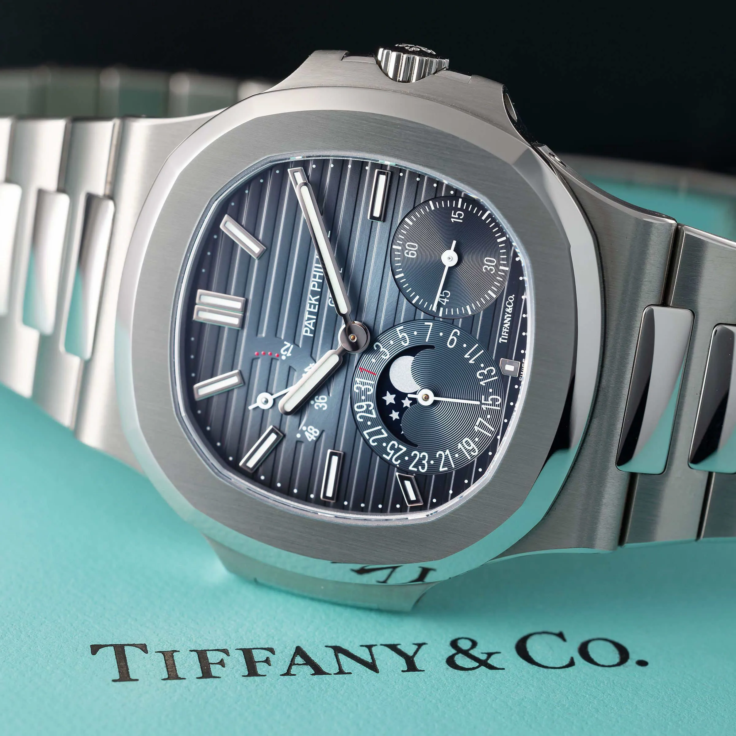 Patek Philippe Nautilus 5712/1A 40mm Stainless steel Blue 6