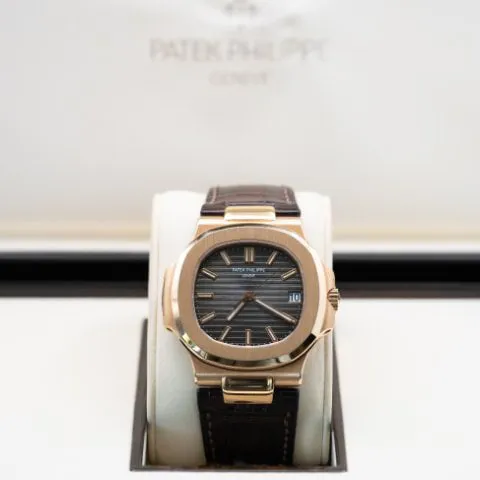 Patek Philippe Nautilus 5711R-001 40mm Rose gold Gray