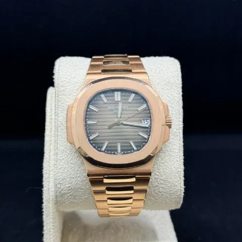 Patek Philippe Nautilus 5711/1R-001 40mm Rose gold Brown