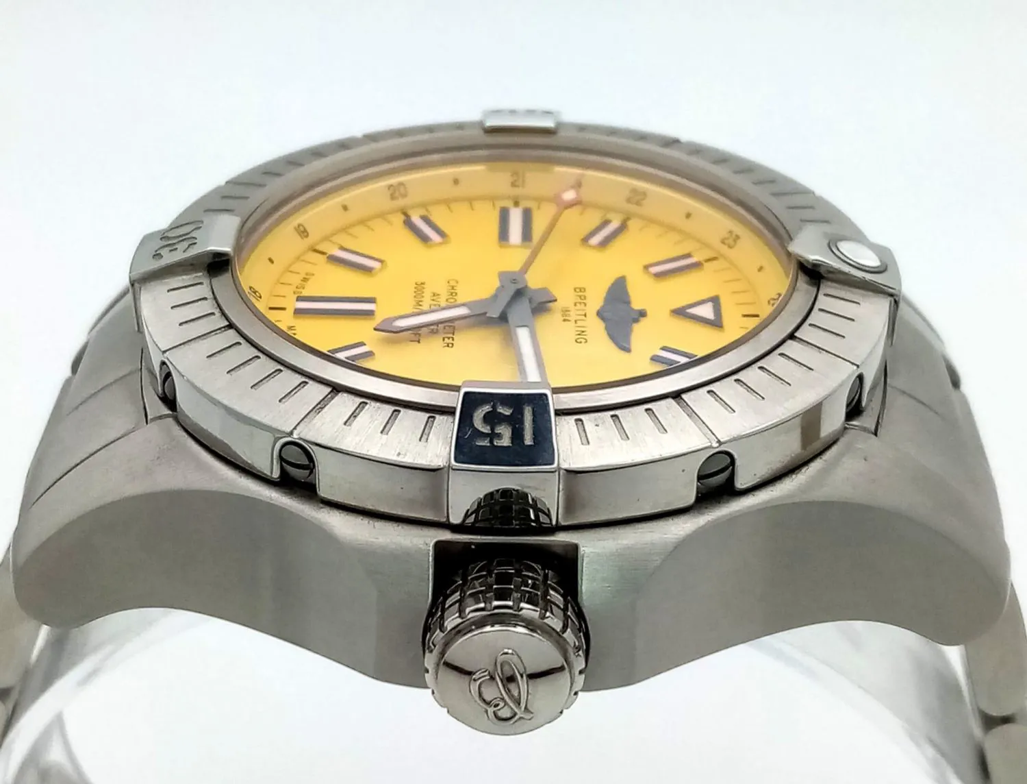 Breitling Avenger BRT2 45mm Stainless steel Yellow 2