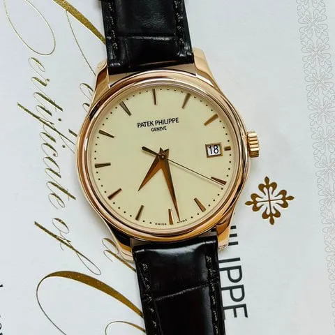 Patek Philippe Calatrava 5227R-001 39mm Rose gold Champagne