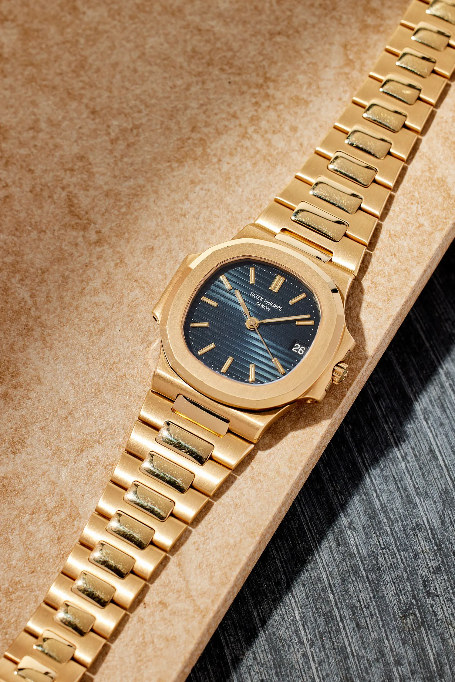 Patek Philippe Nautilus 3800/1 37.5mm Yellow gold Blue 3