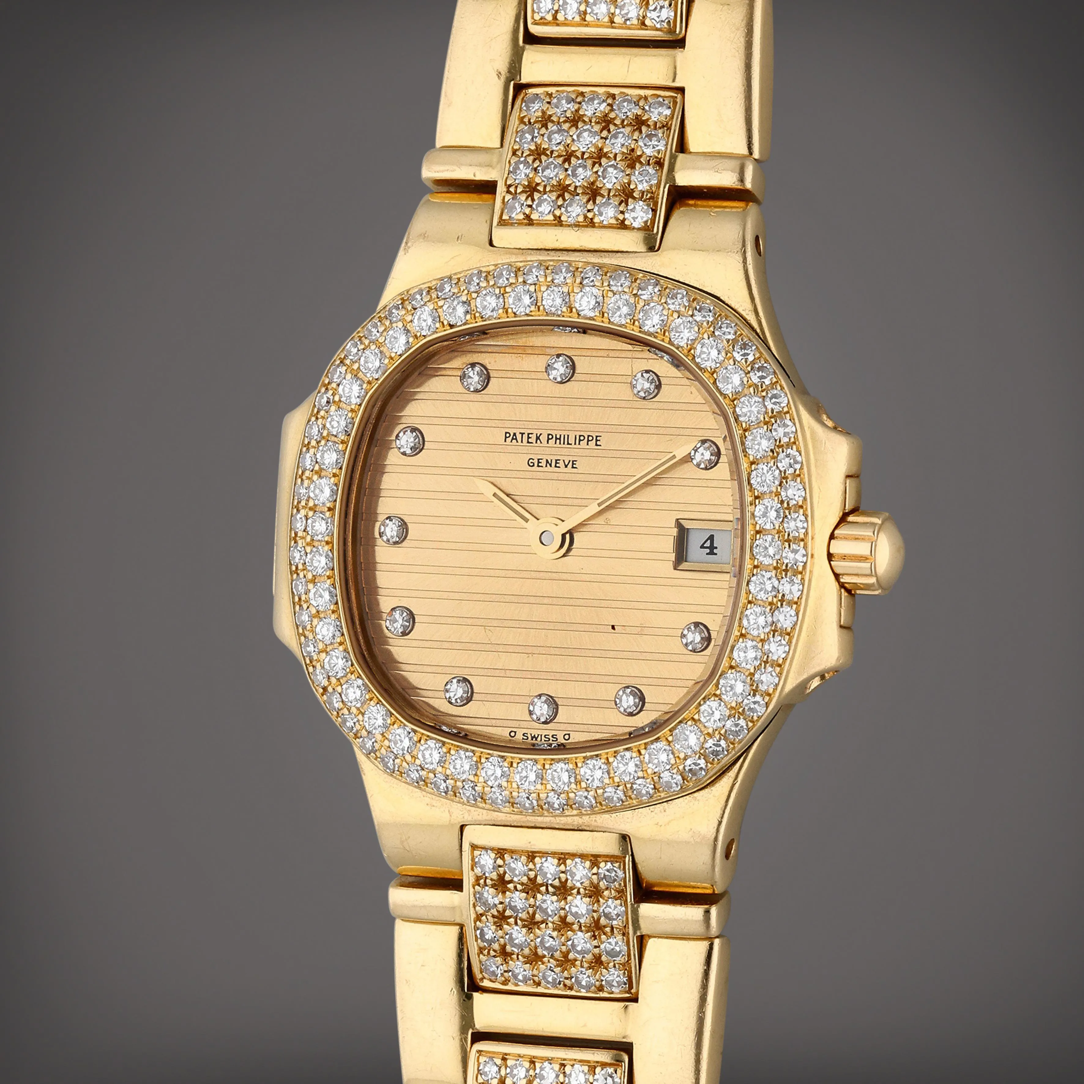 Patek Philippe Nautilus 4700/55 26mm Yellow gold and Diamond Champagne