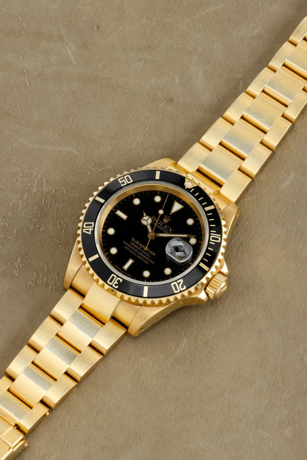 Rolex Submariner 16618 40mm Yellow gold Black 1