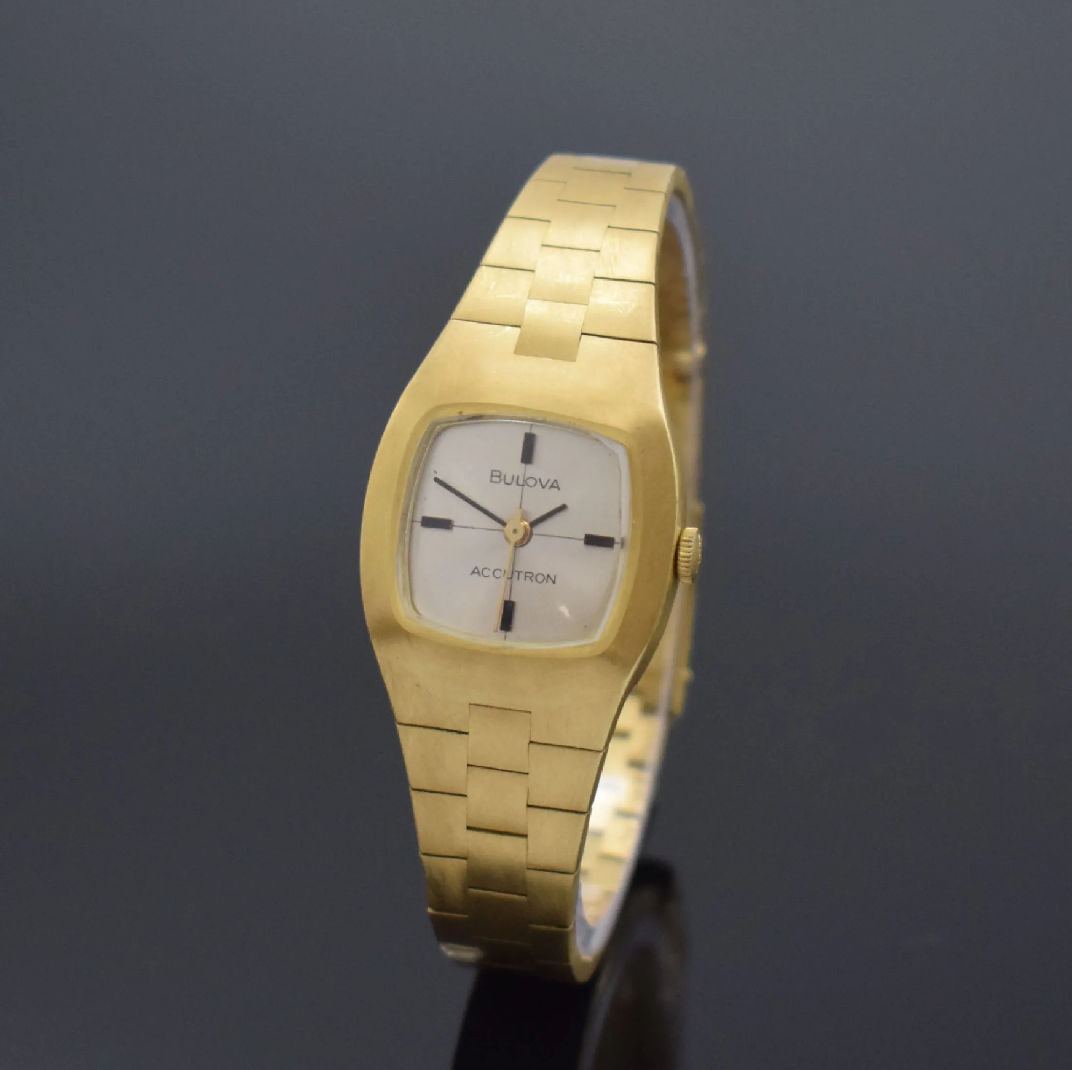 Bulova Accutron 23.5mm Yellow gold Silver