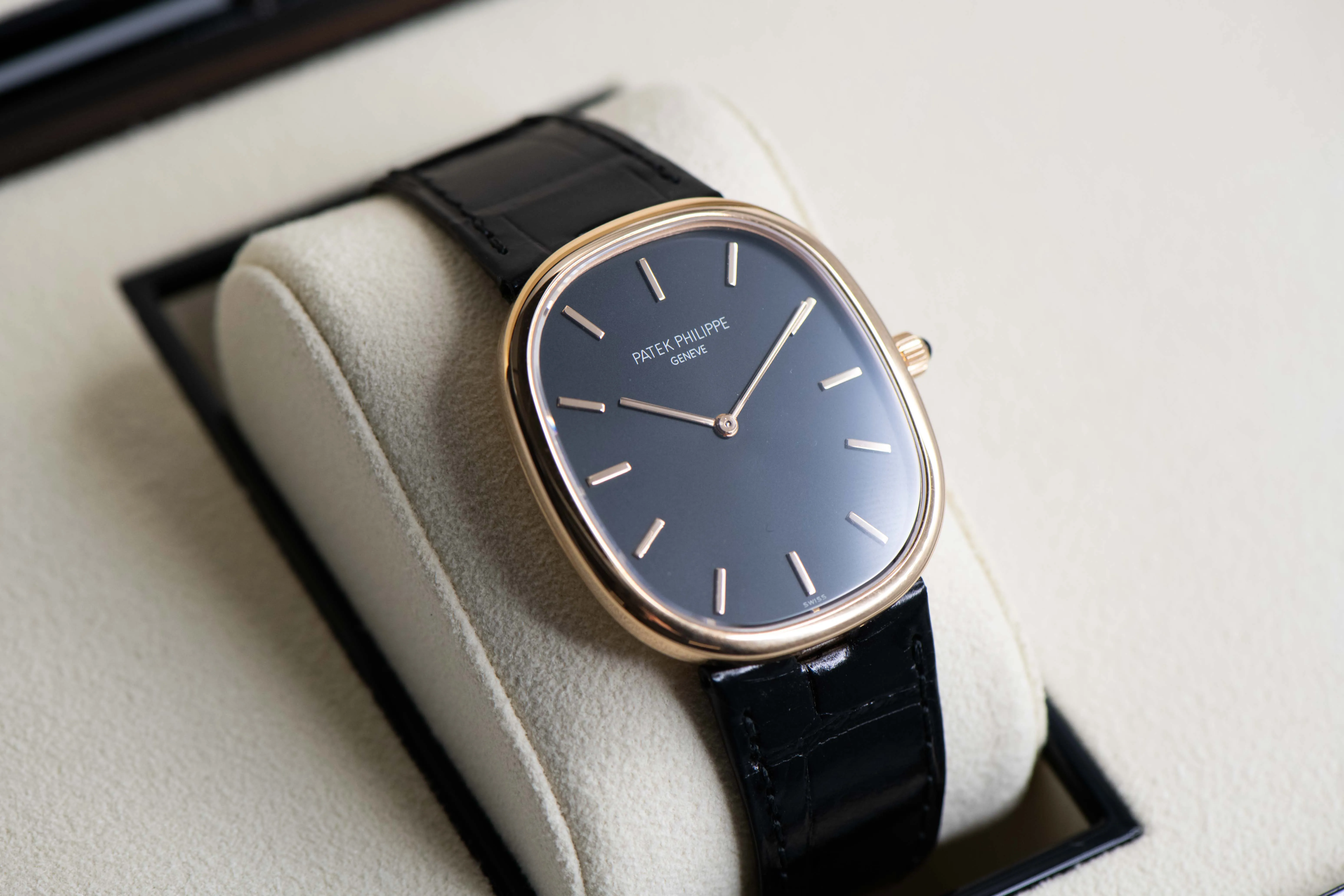 Patek Philippe Ellipse 5738R 34.5mm Rose gold Black