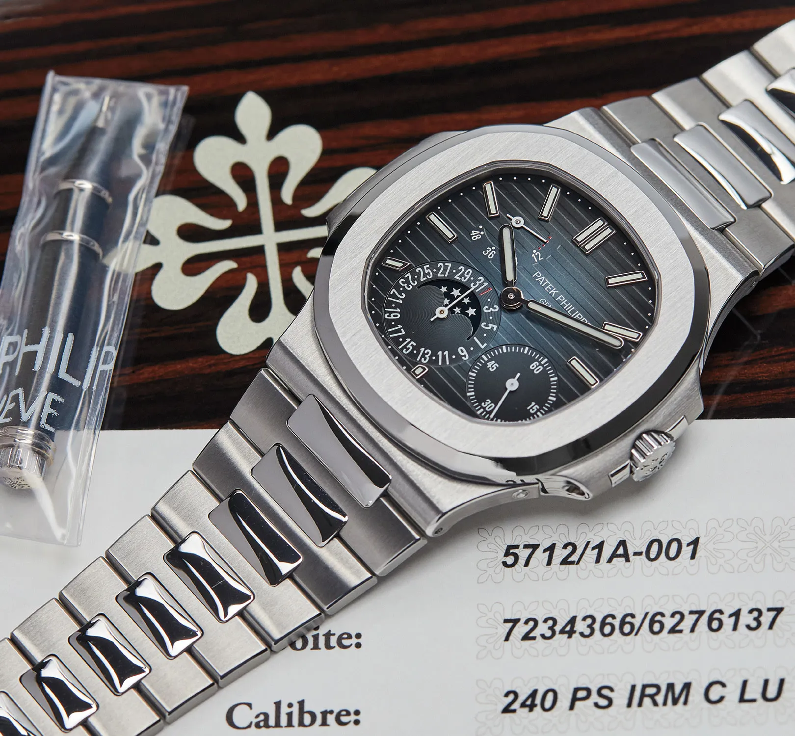 Patek Philippe Nautilus 5712/1A 43mm Stainless steel Blue 1