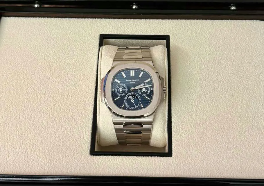 Patek Philippe Nautilus 5740/1G-001 40mm White gold Blue 8