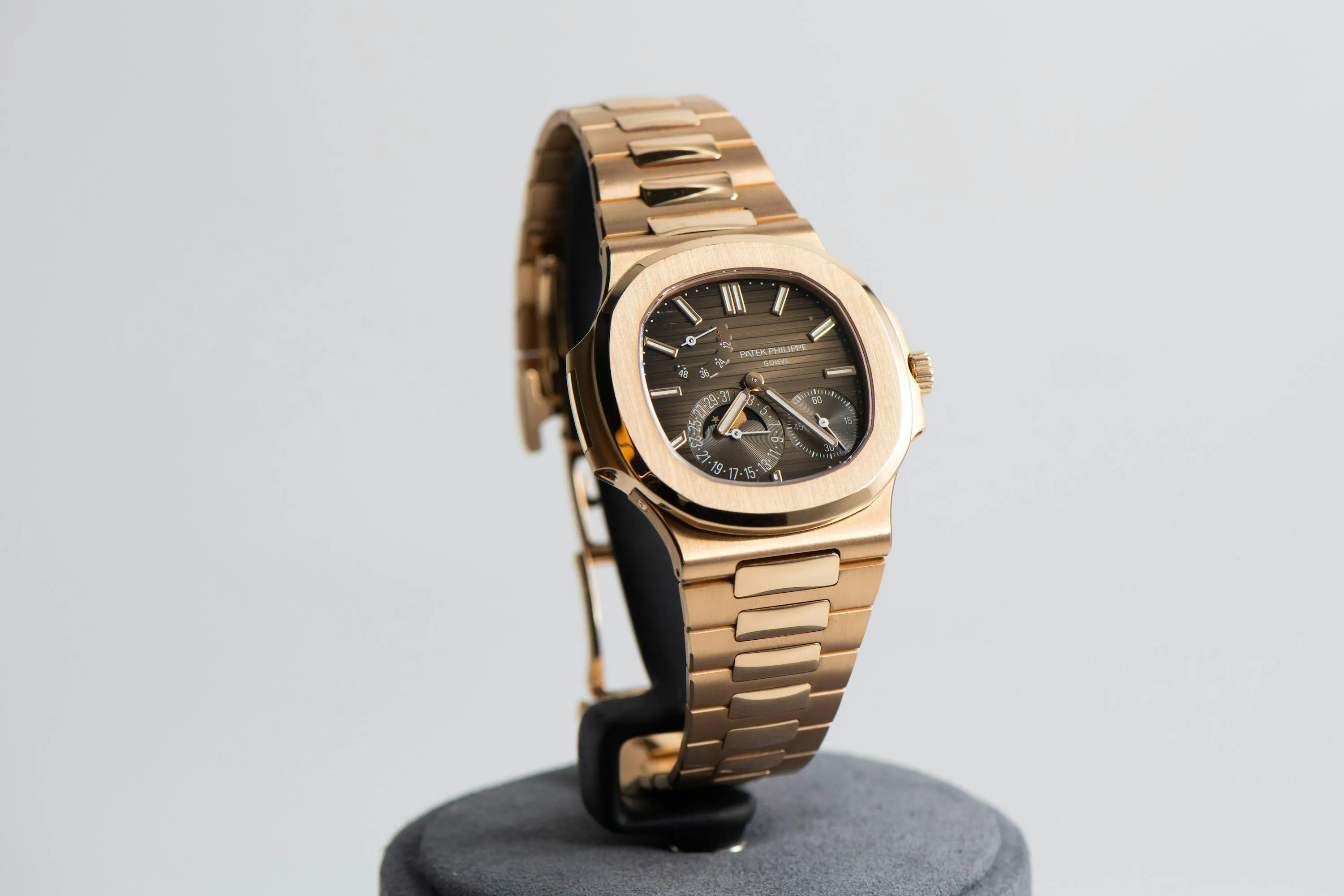 Patek Philippe Nautilus 5712/1R 40mm Rose gold Brown