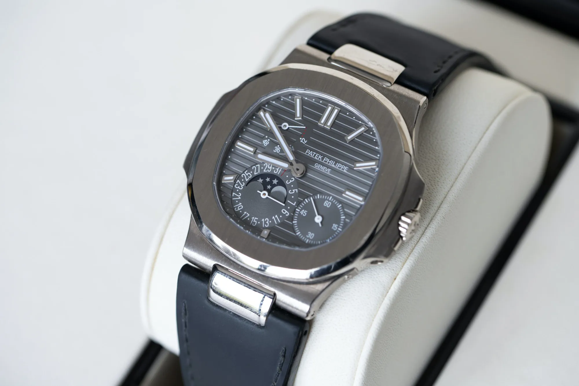 Patek Philippe Nautilus 5712g 40mm White gold Gray