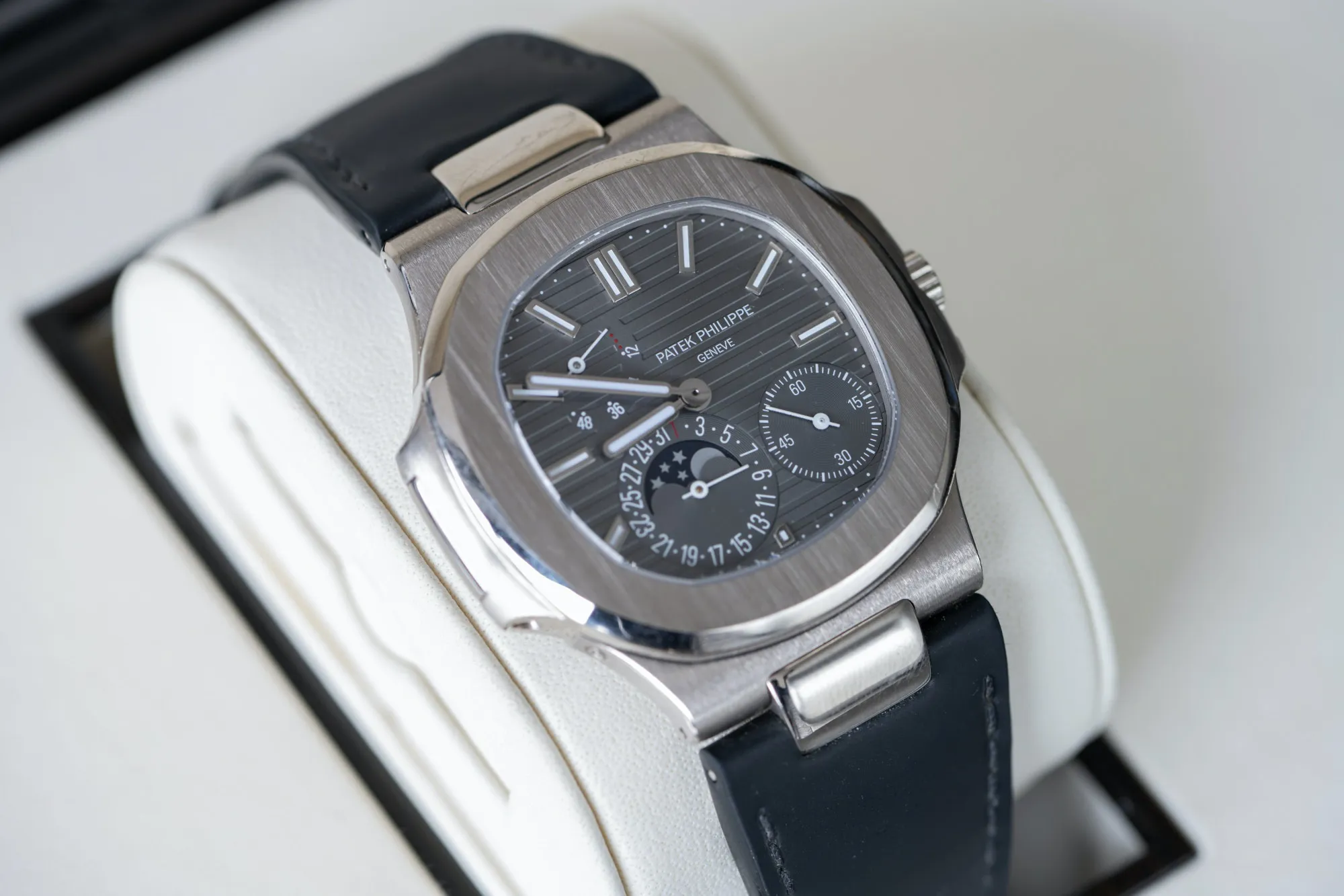 Patek Philippe Nautilus 5712g 40mm White gold Gray 2