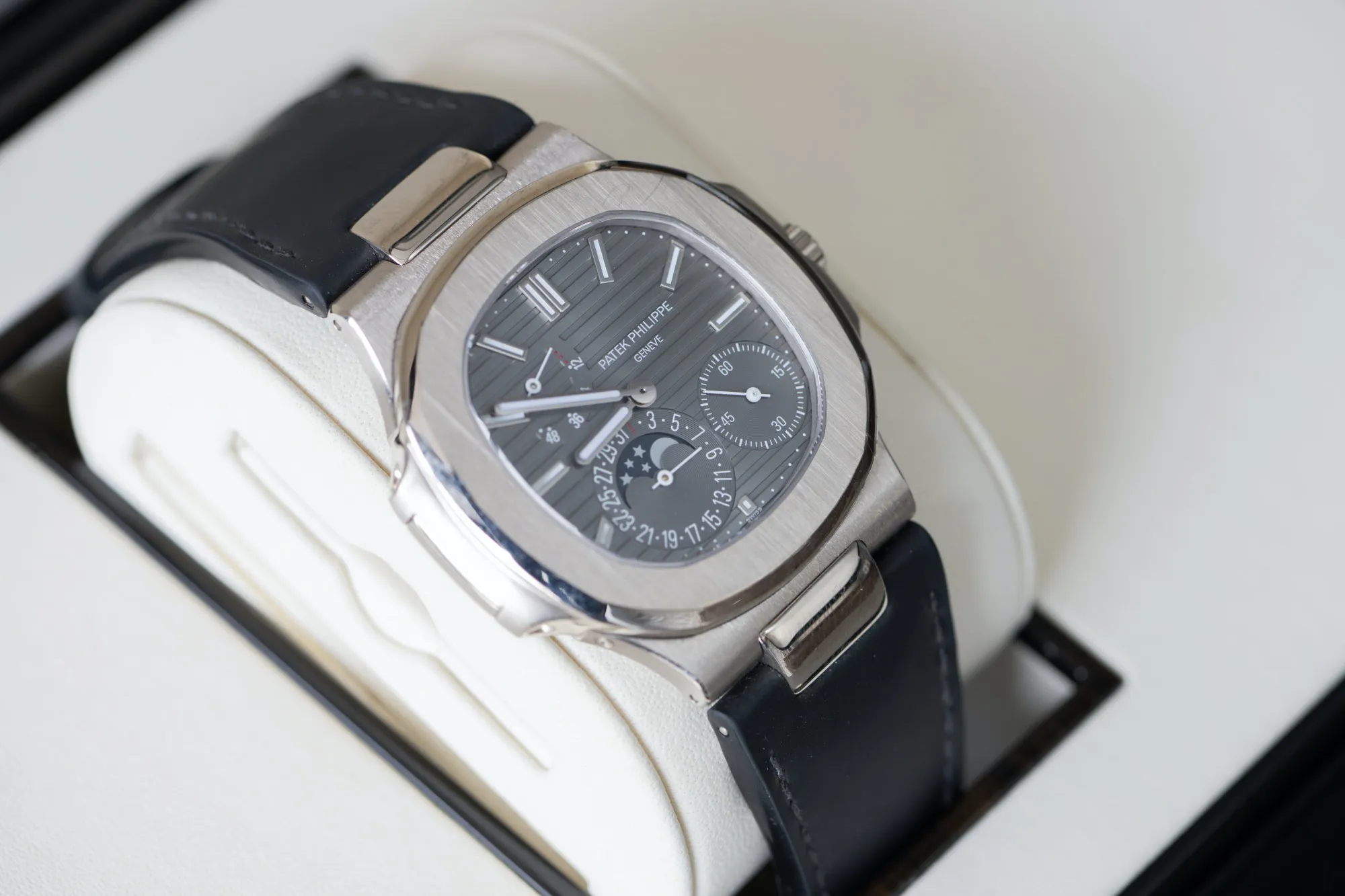 Patek Philippe Nautilus 5712g 40mm White gold Gray 4