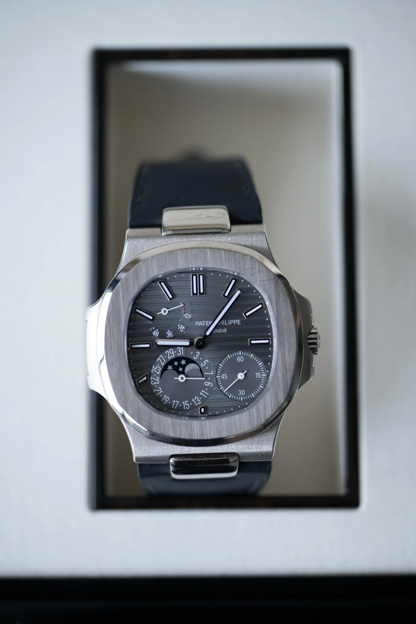 Patek Philippe Nautilus 5712g 40mm White gold Gray 11