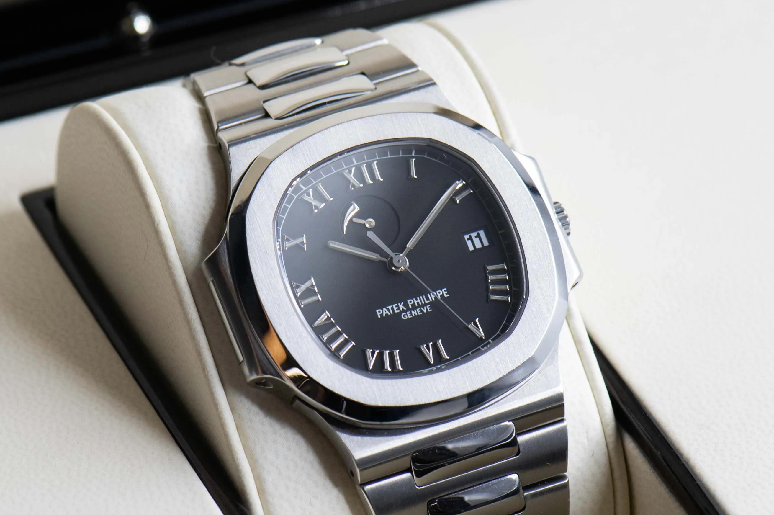 Patek Philippe Nautilus 3710/1A 40mm Stainless steel Black 4