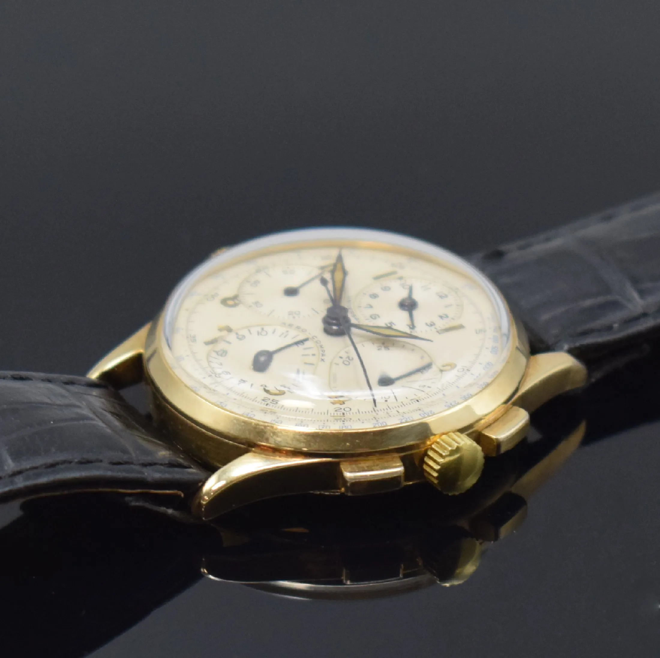 Universal Genève Aero-Compax 32mm Yellow gold Cream 2