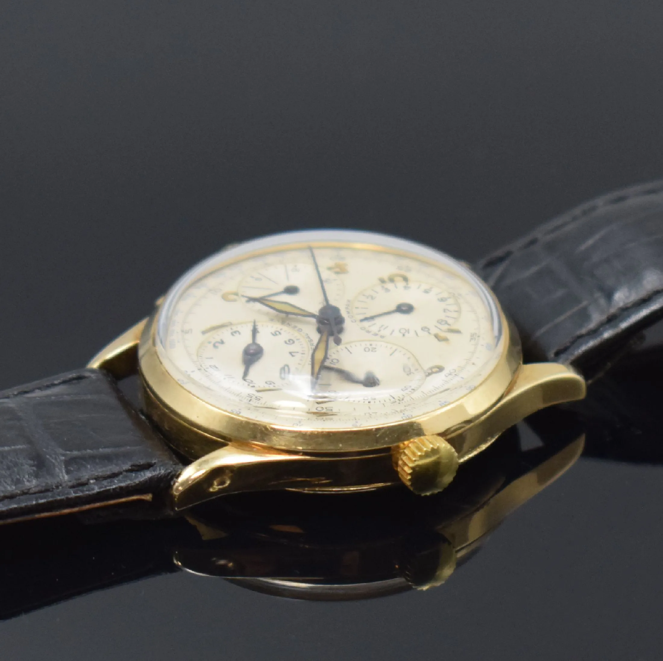 Universal Genève Aero-Compax 32mm Yellow gold Cream 3