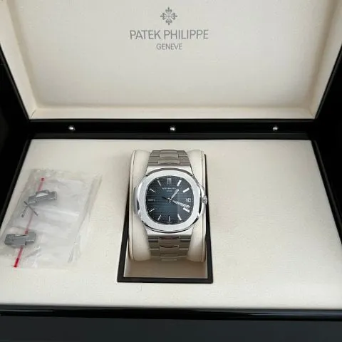 Patek Philippe Nautilus 5711/1A-010 40mm Stainless steel Blue