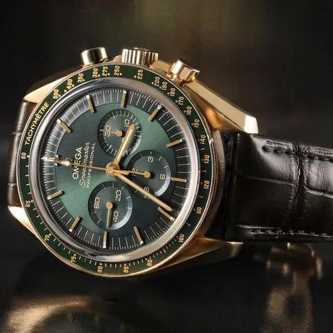 Omega Speedmaster Moonwatch 310.63.42.50.10.001 42mm Yellow gold Green