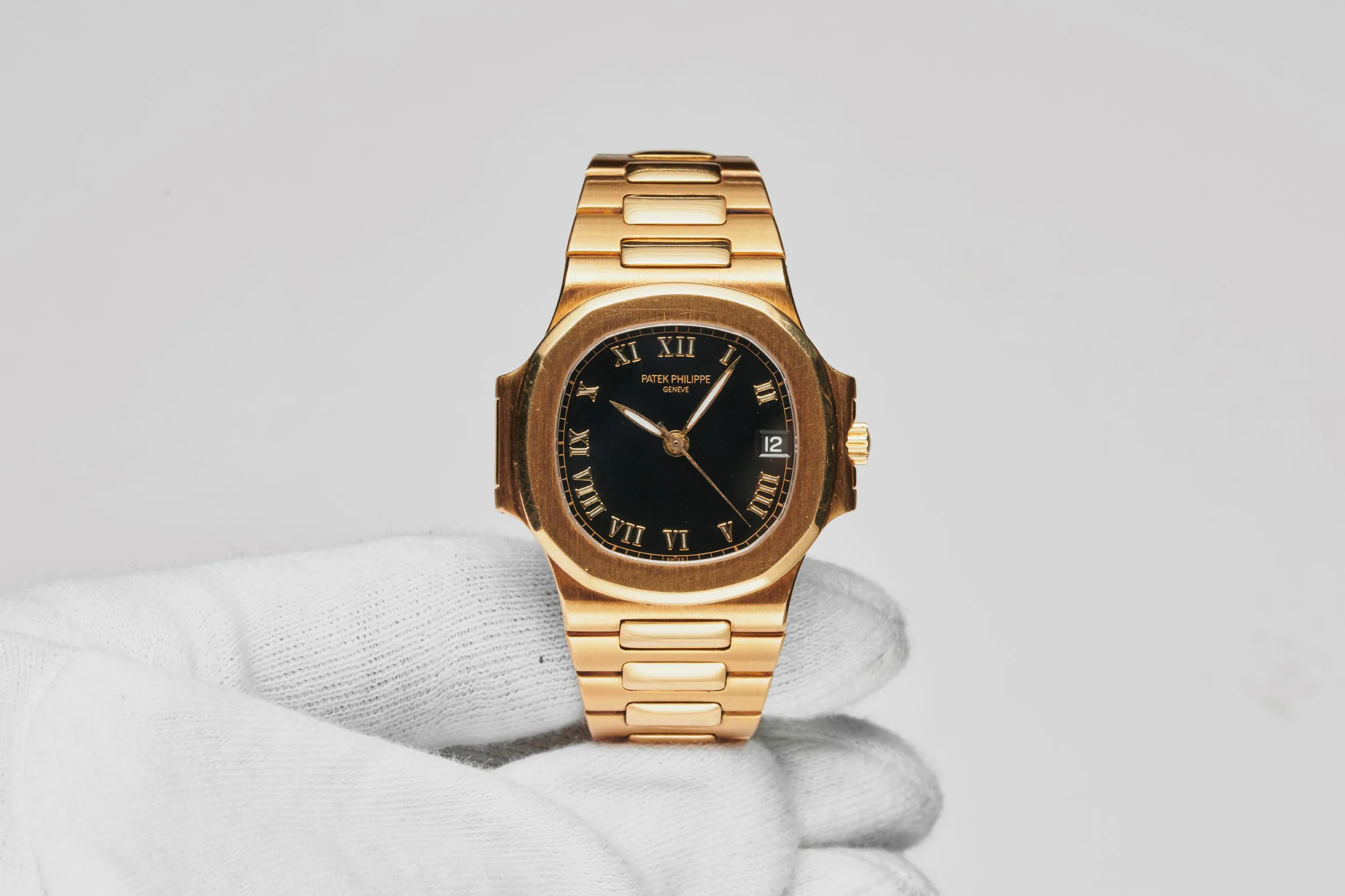 Patek Philippe Nautilus 3800/1 37.5mm Yellow gold Black 1