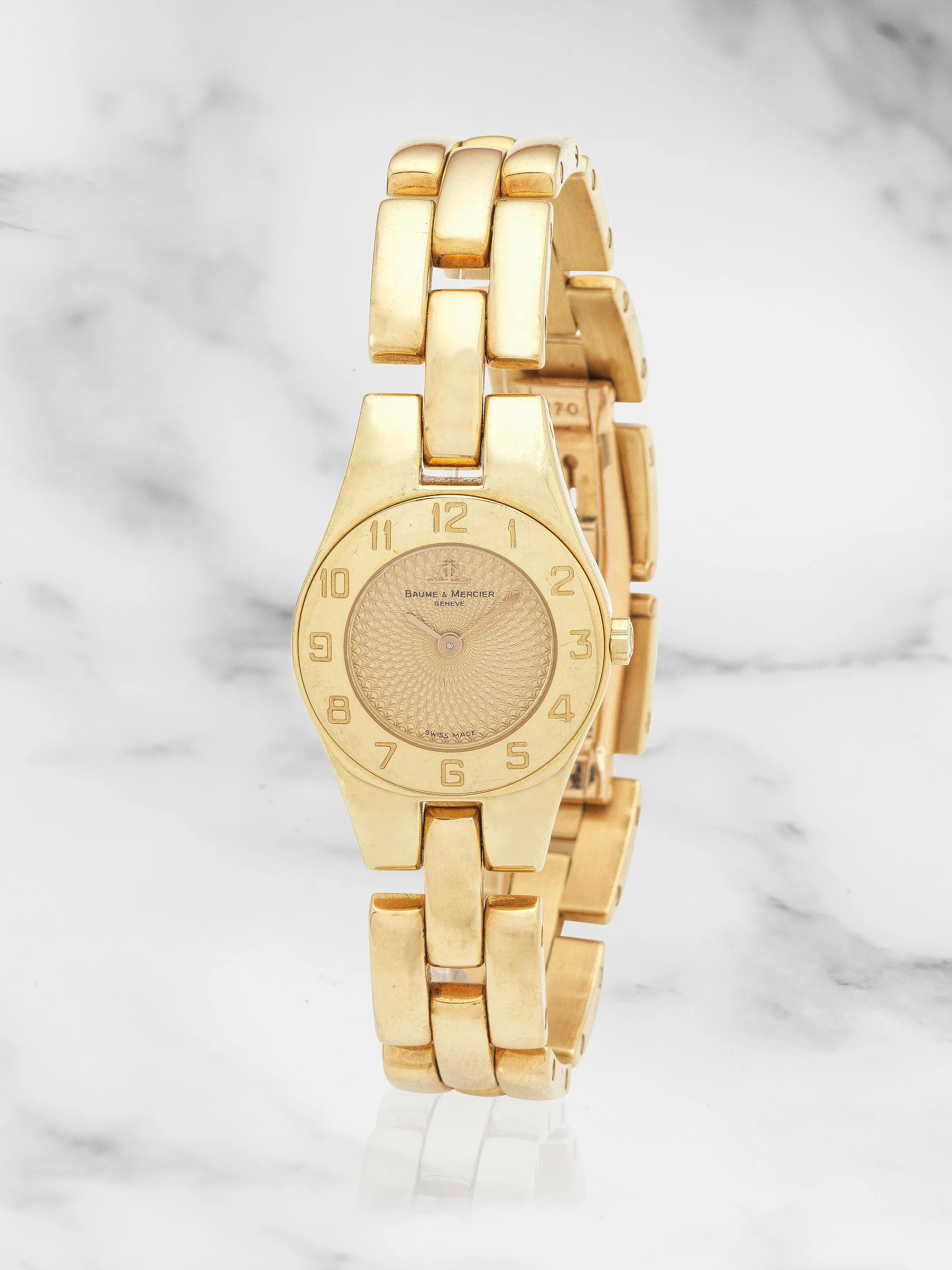 Baume Mercier. A lady s 18K gold quartz bracelet watch Baume Mercier. Montre de dame en or jaune 18K 750 mouvement quartz Linea Ref MV045201