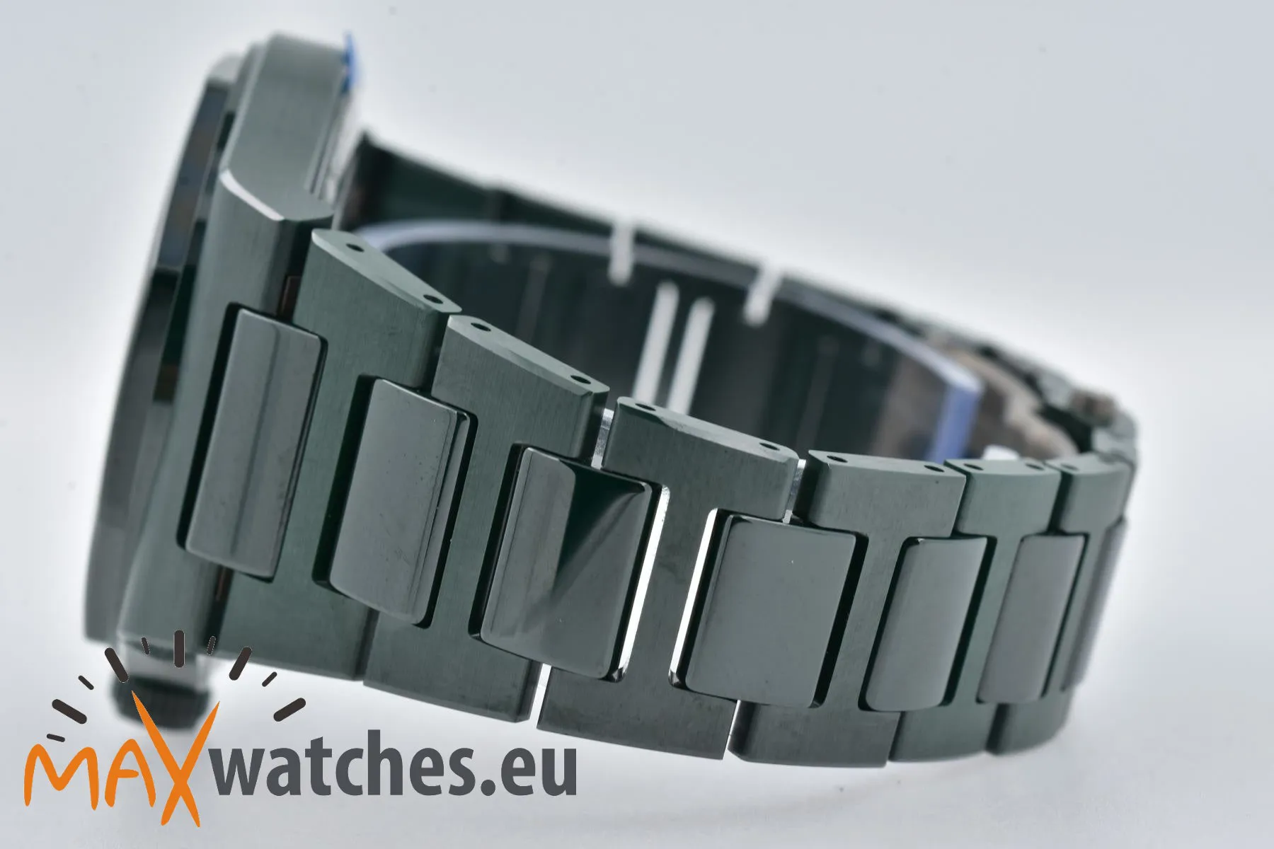 Girard-Perregaux Laureato 81005-32-3080-1CX 38mm Ceramic Green 5