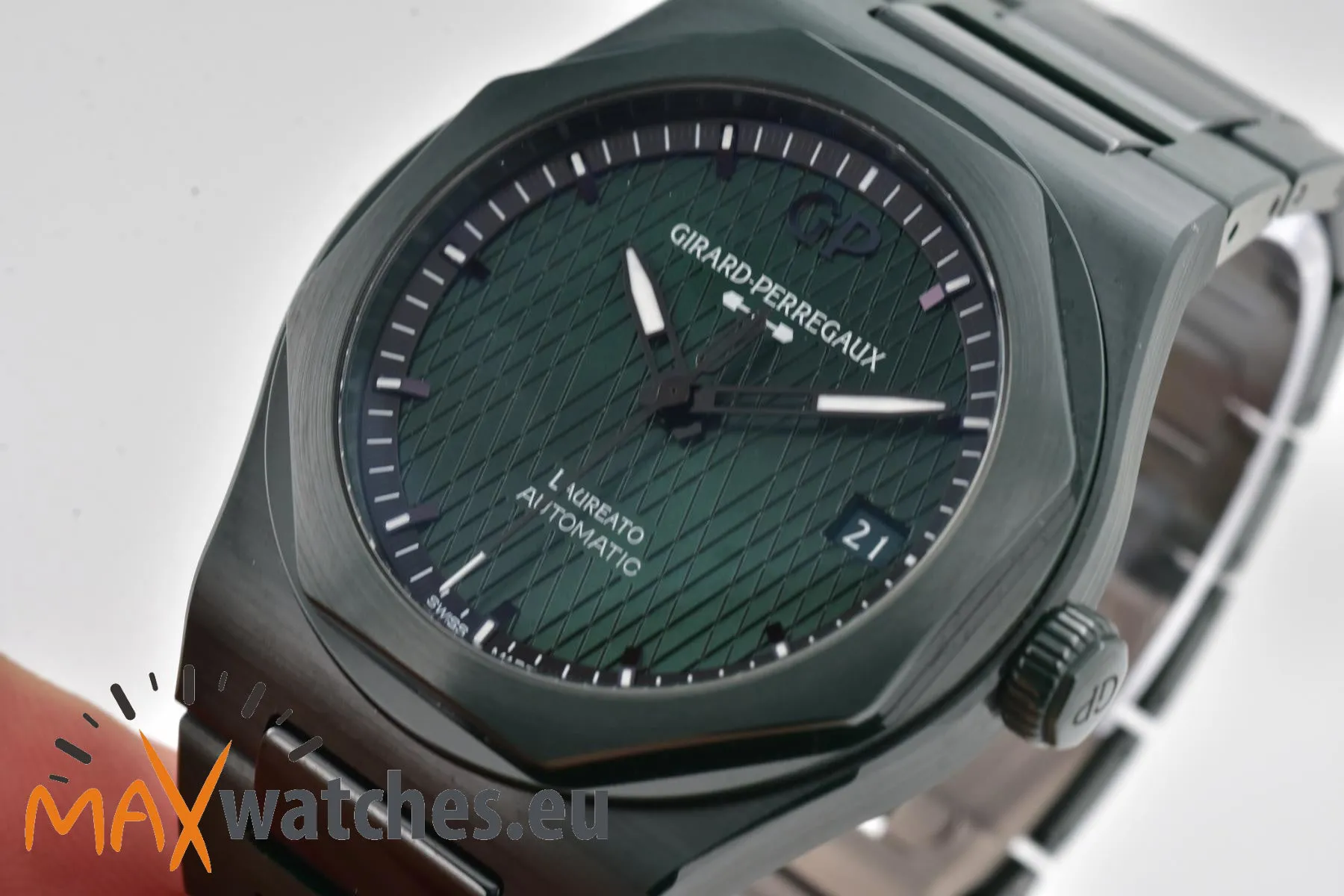 Girard-Perregaux Laureato 81005-32-3080-1CX 38mm Ceramic Green 8