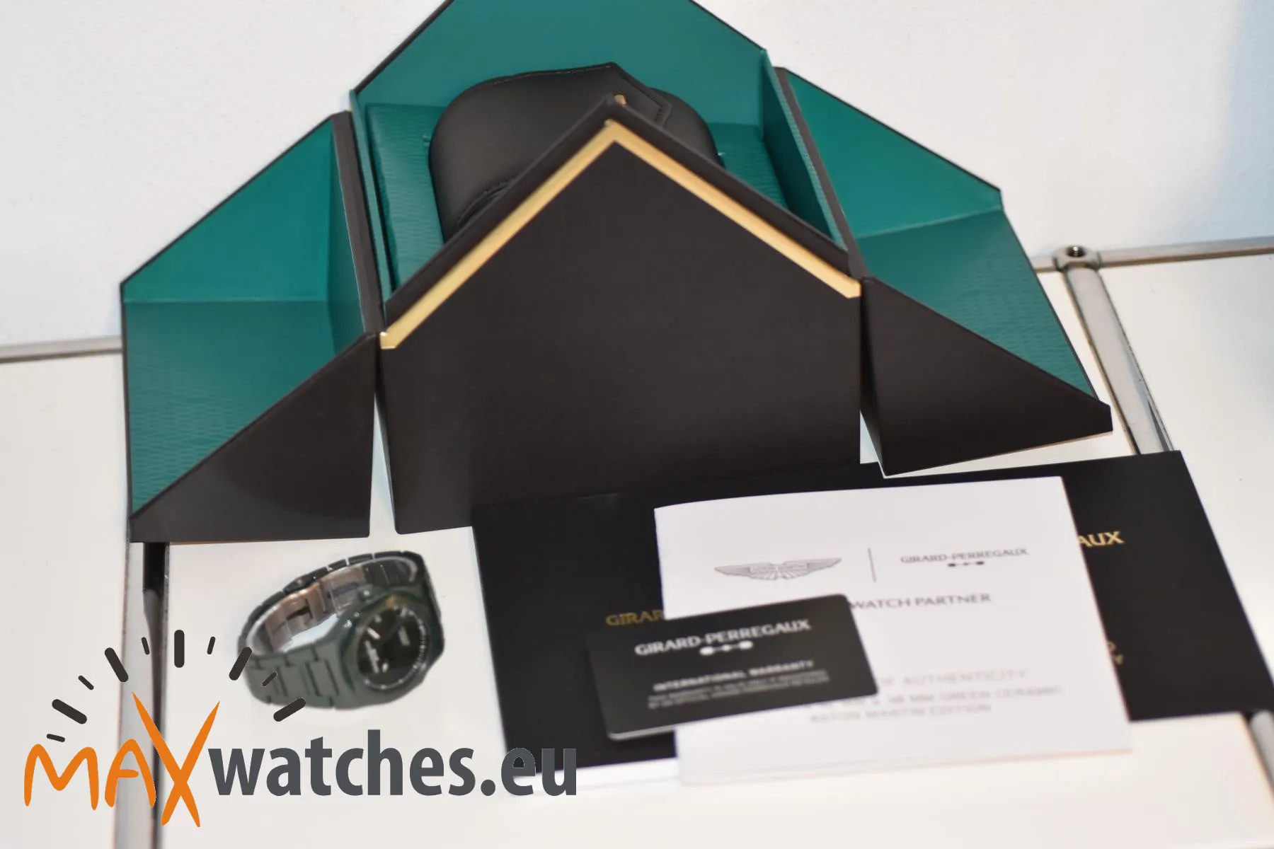 Girard-Perregaux Laureato 81005-32-3080-1CX 38mm Ceramic Green 9