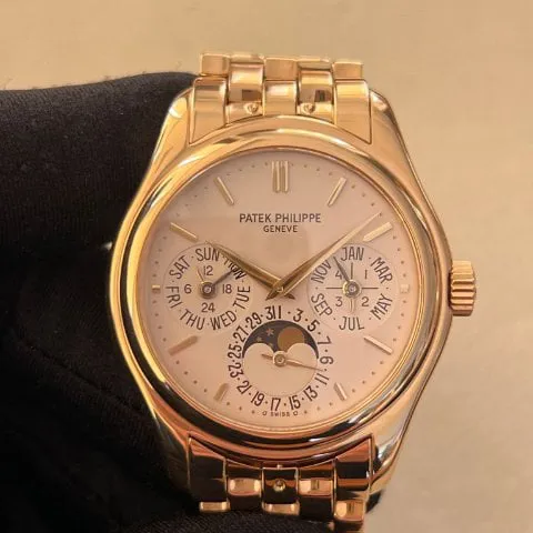 Patek Philippe Perpetual Calendar 5136/1J-001 37mm Yellow gold Silver