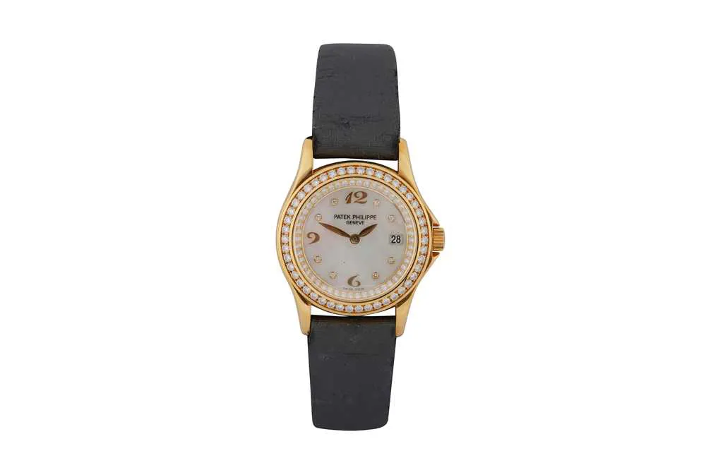 Patek Philippe Calatrava 4906/200 28mm Yellow gold Mother-of-pearl