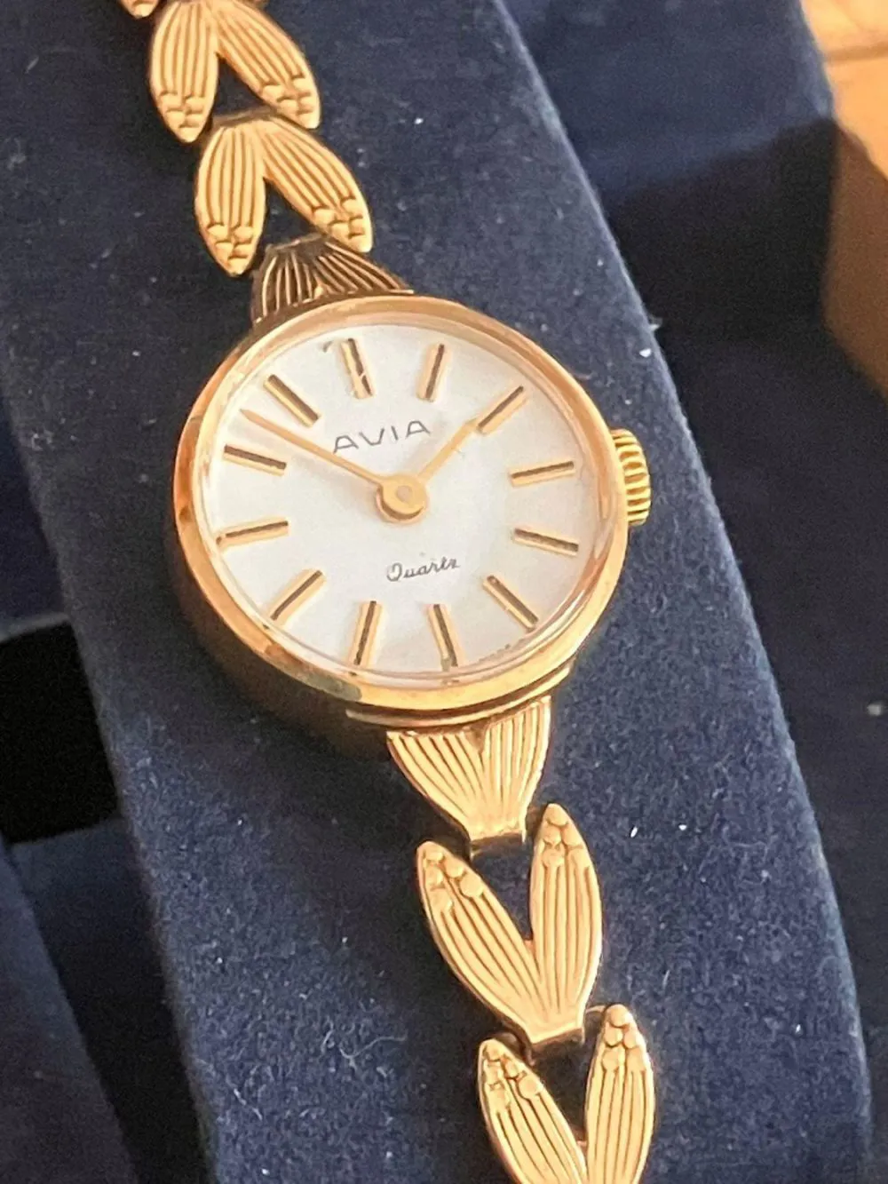 Avia Yellow gold Cream