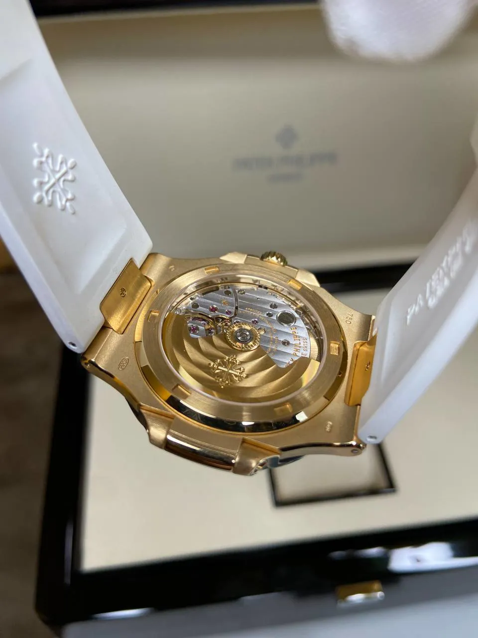 Patek Philippe Nautilus 5711J 40mm Yellow gold White 4