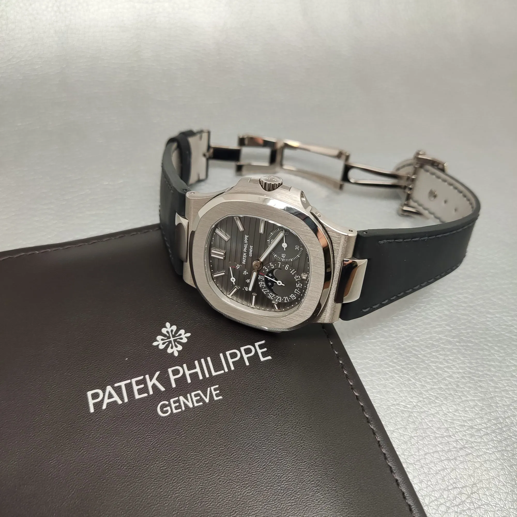 Patek Philippe Nautilus 5712G-001 40mm White gold Gray 1