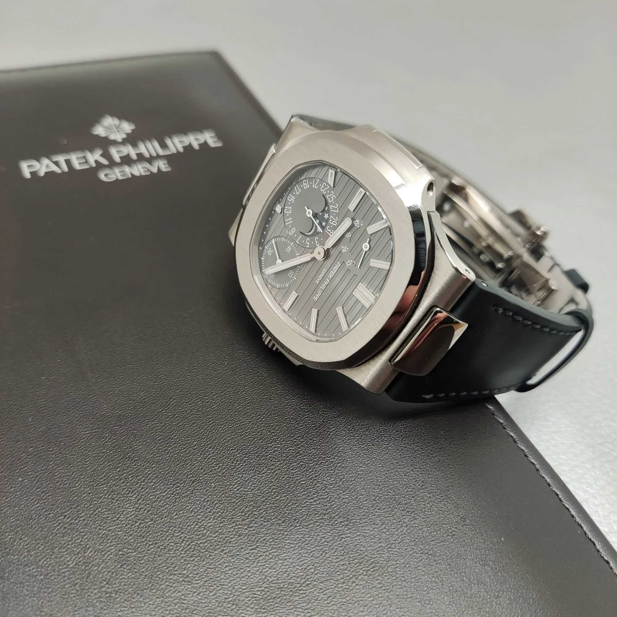 Patek Philippe Nautilus 5712G-001 40mm White gold Gray 12