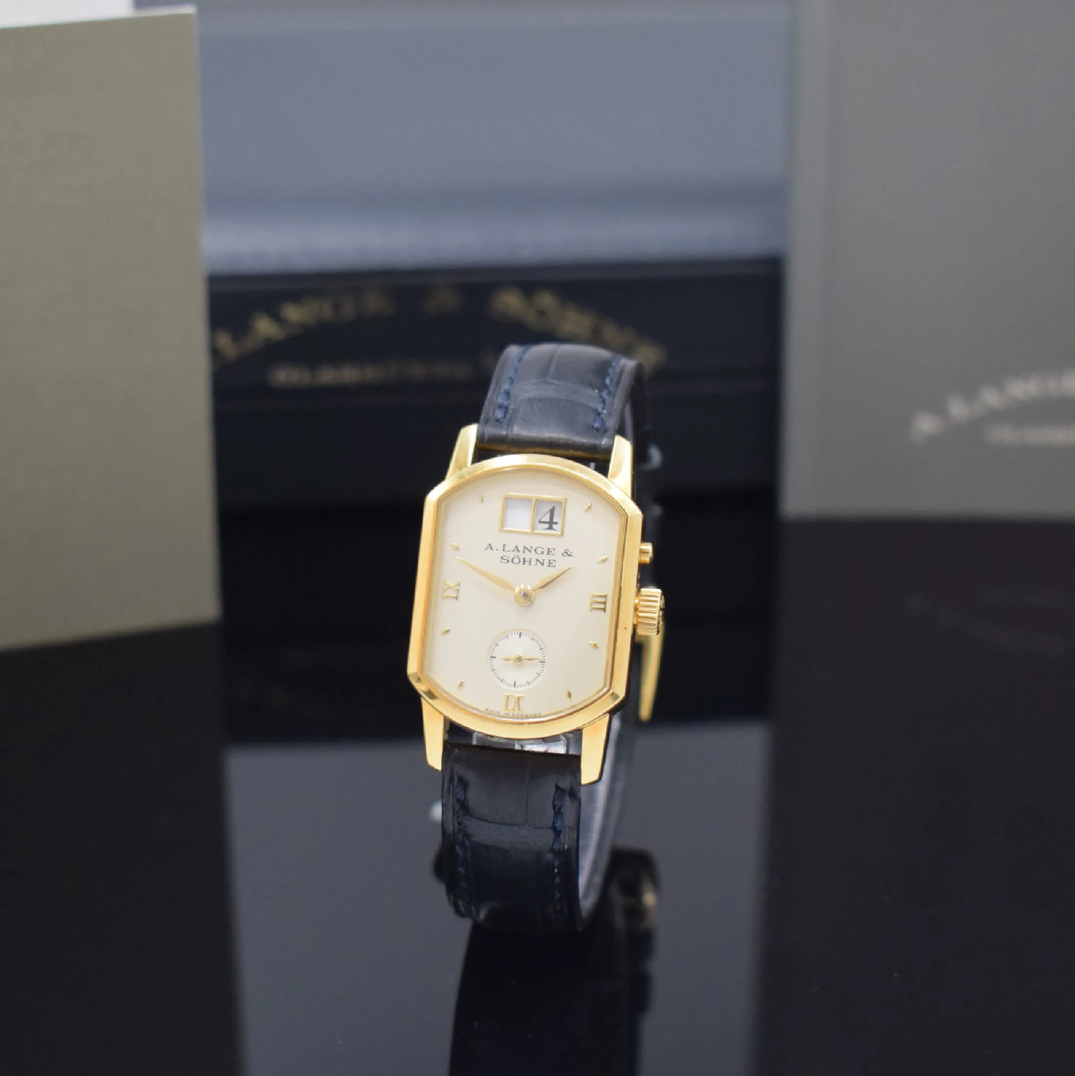 A. Lange & Söhne Arkade 103.021 22.5mm Yellow gold Champagne