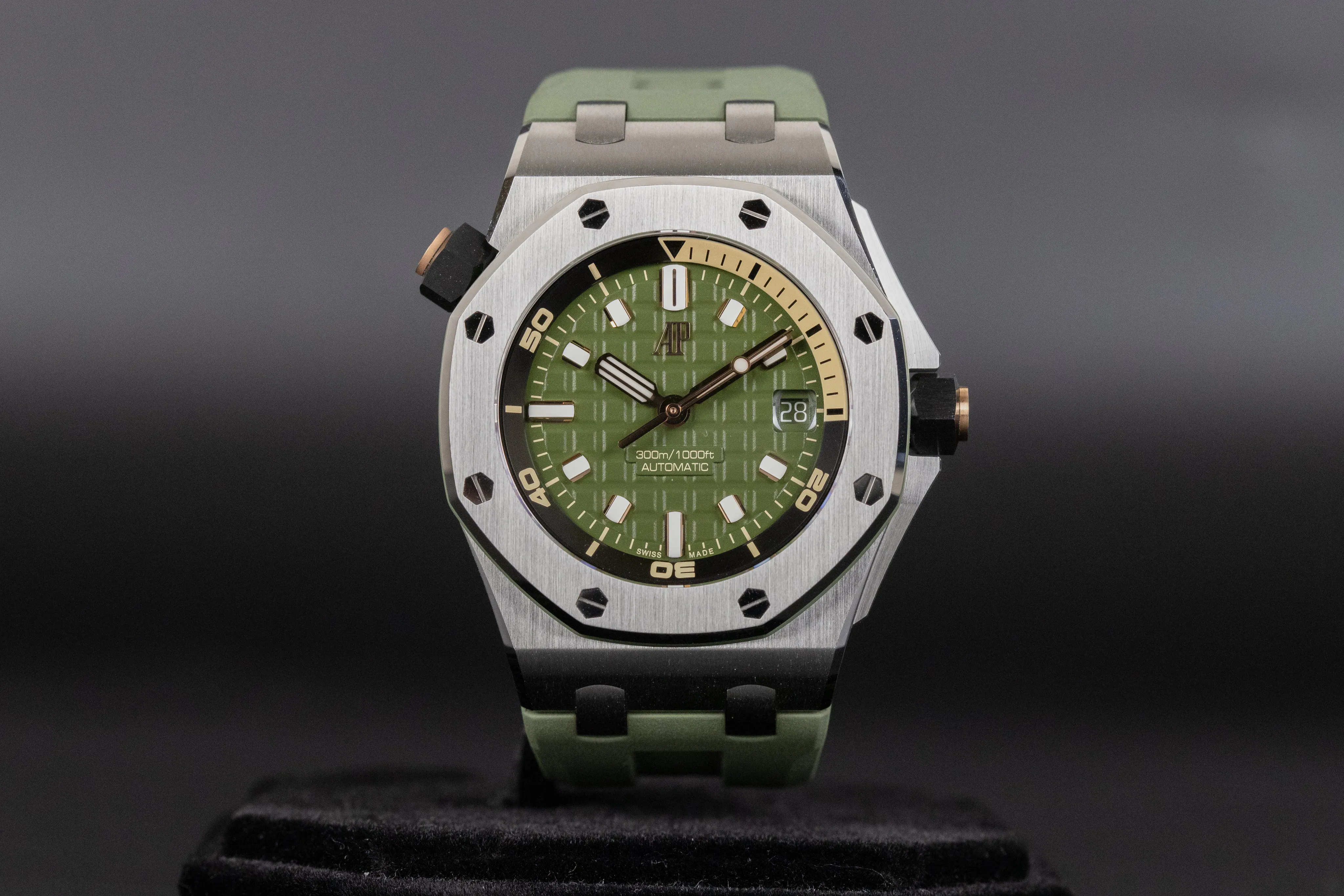 Audemars Piguet Royal Oak Offshore Diver 15720ST 42mm Stainless steel Green