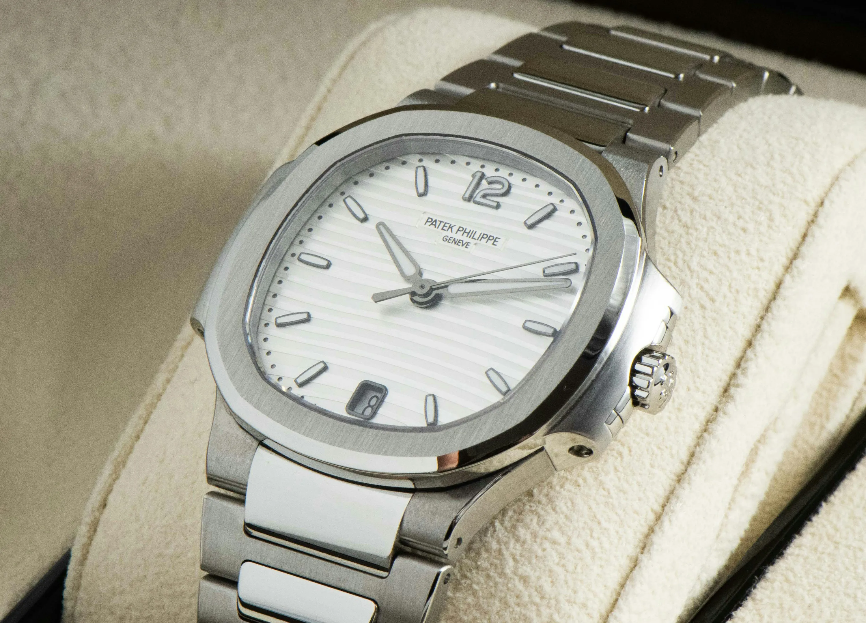 Patek Philippe Nautilus 7118/1A 35mm Stainless steel Silver 4