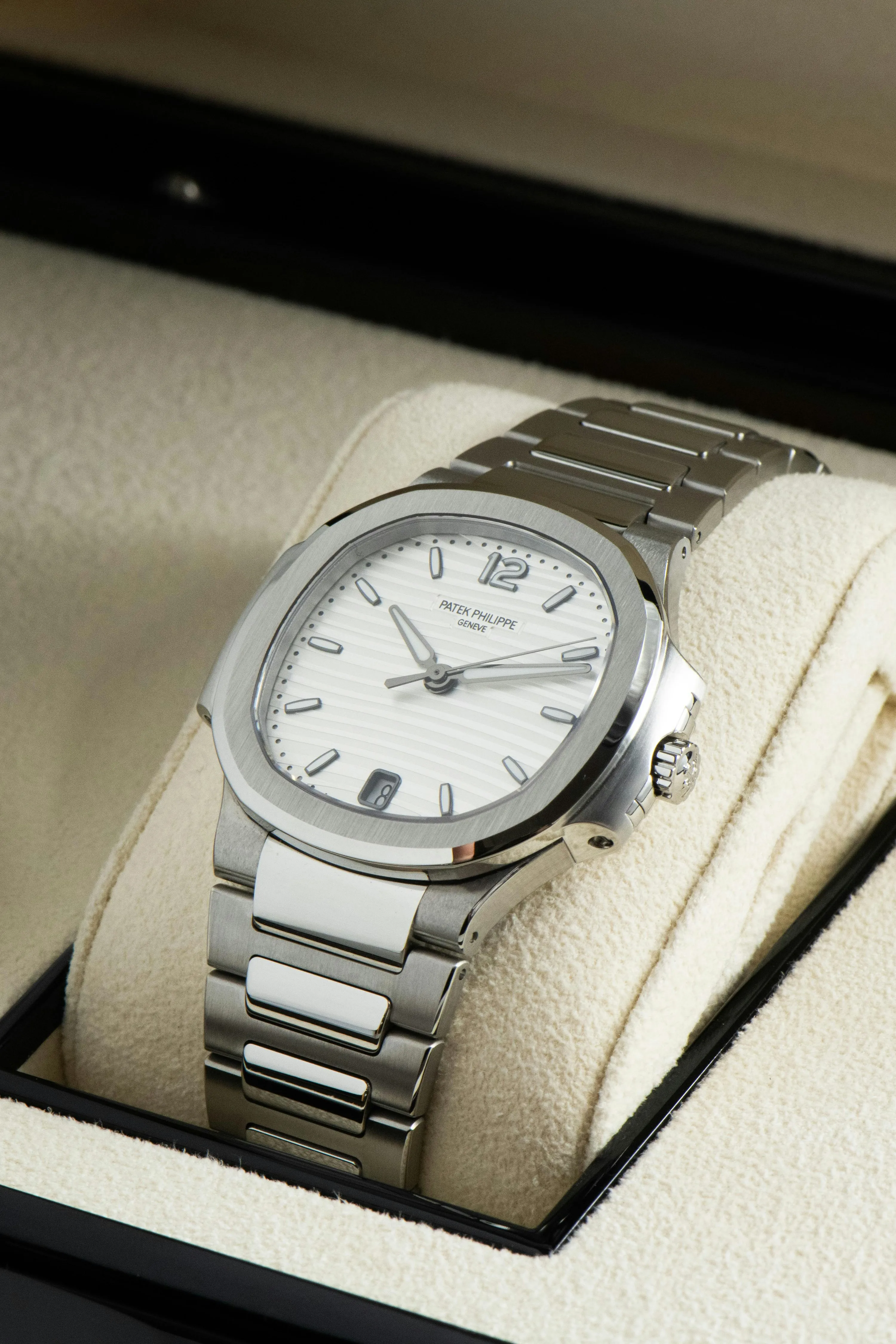 Patek Philippe Nautilus 7118/1A 35mm Stainless steel Silver 8