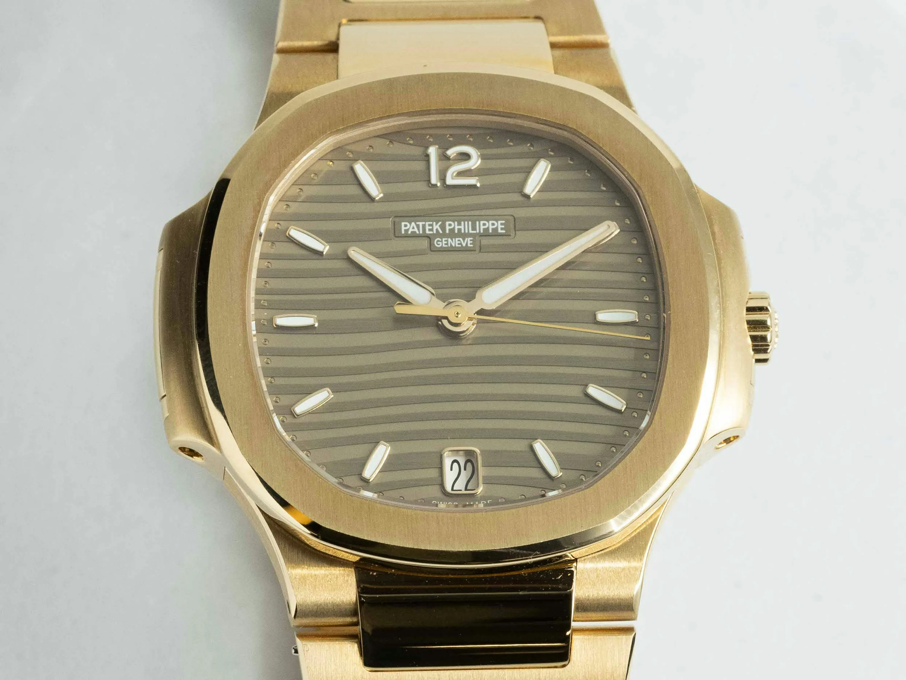 Patek Philippe Nautilus 7118/1R 35mm Rose gold Silver 1