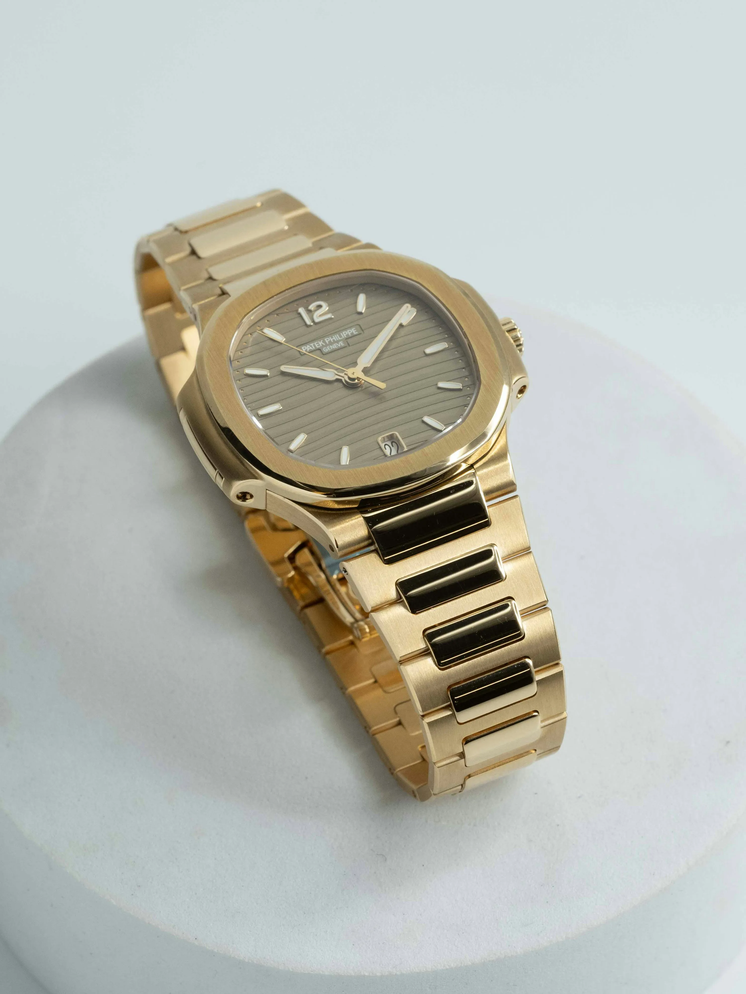 Patek Philippe Nautilus 7118/1R 35mm Rose gold Silver 3