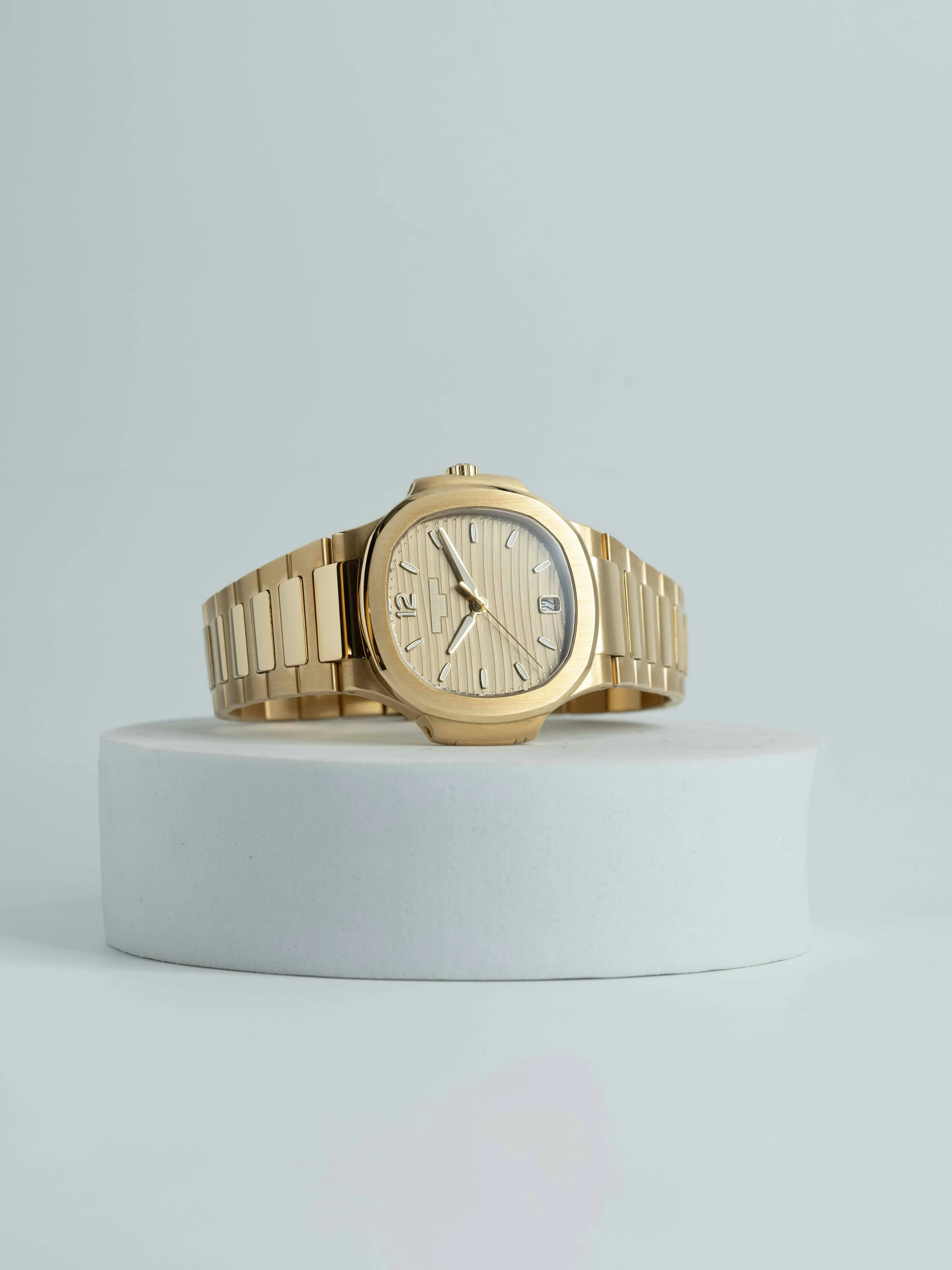 Patek Philippe Nautilus 7118/1R 35mm Rose gold Silver 4