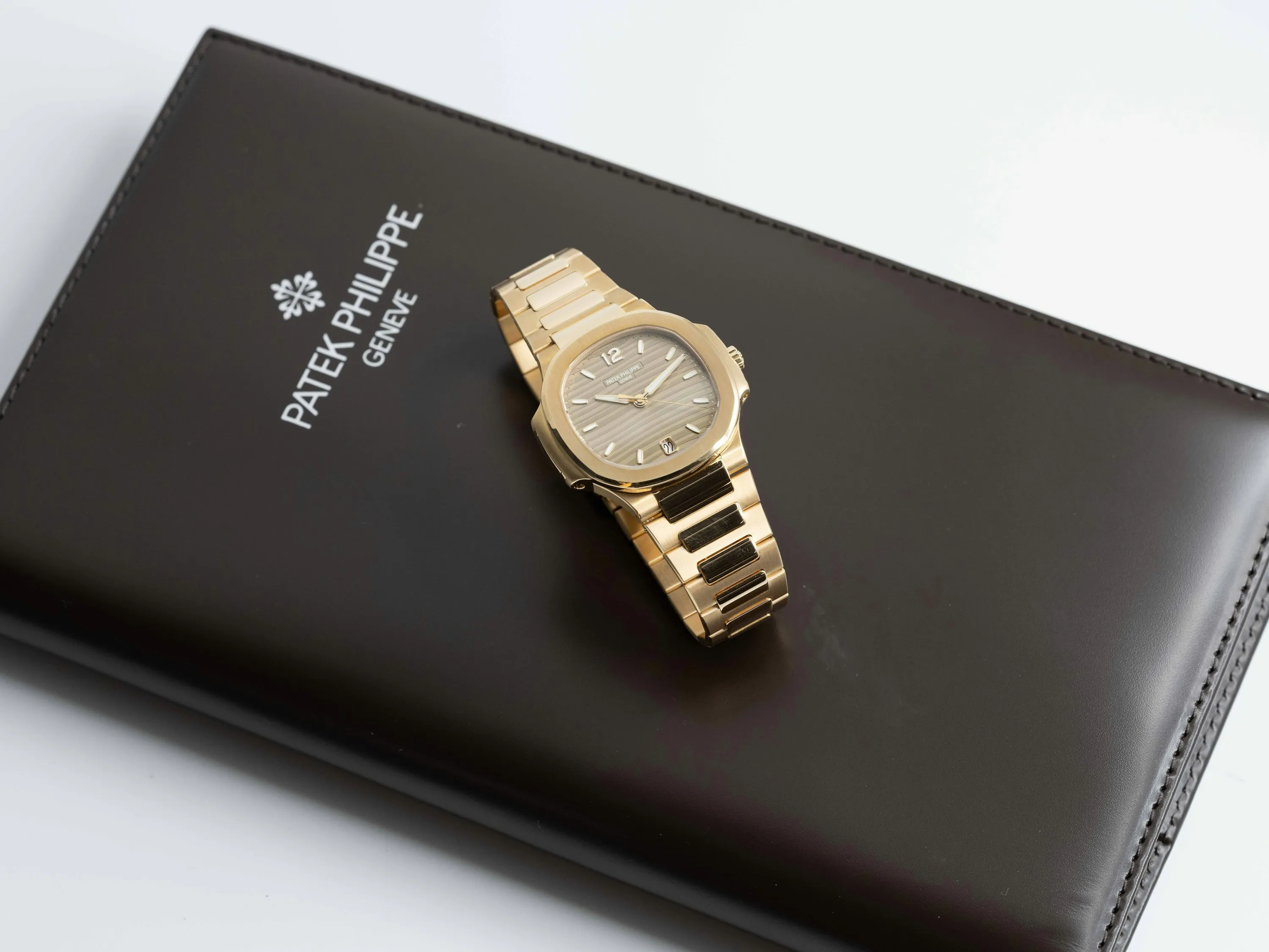 Patek Philippe Nautilus 7118/1R 35mm Rose gold Silver 18