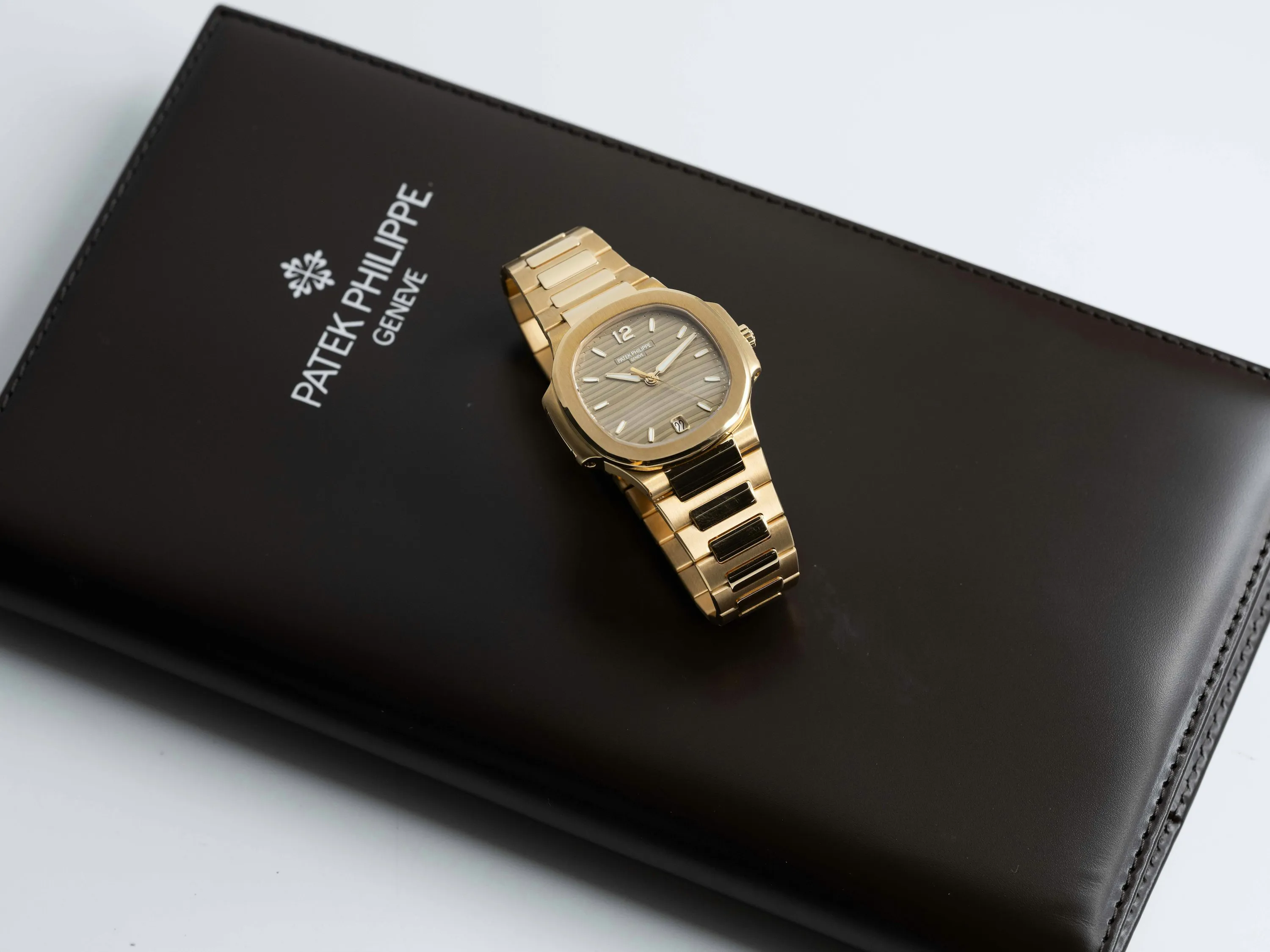 Patek Philippe Nautilus 7118/1R 35mm Rose gold Silver 19