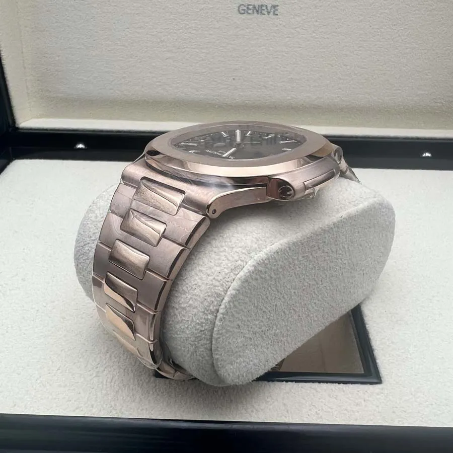 Patek Philippe Nautilus 5711/1R-001 40mm Rose gold Brown 5