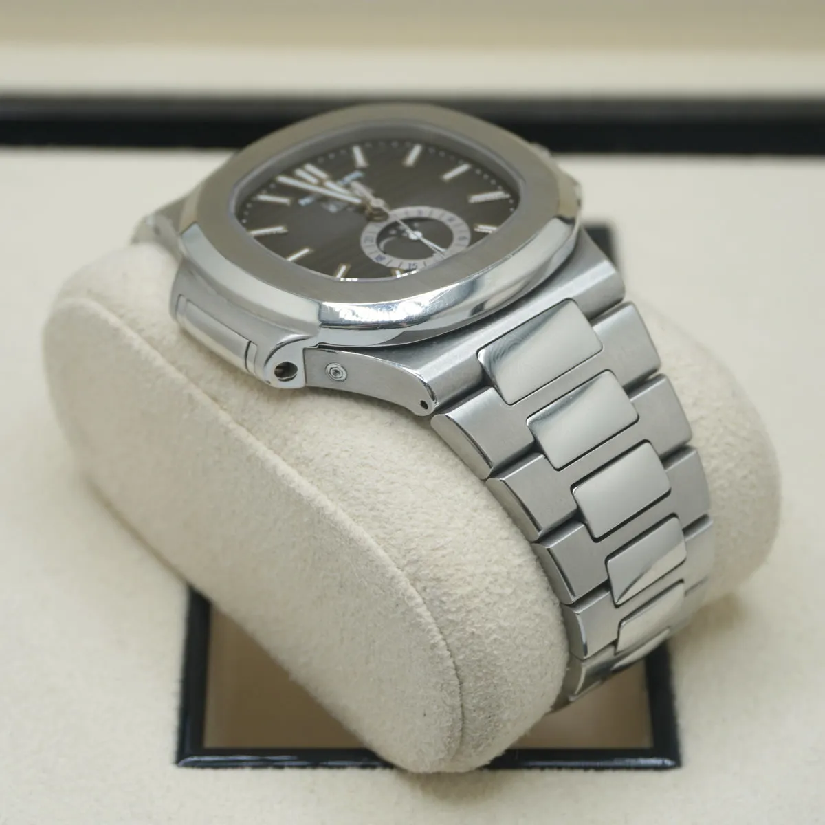 Patek Philippe Nautilus 5726/1A 40.5mm Stainless steel Gray 2