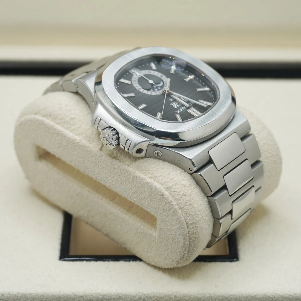 Patek Philippe Nautilus 5726/1A 40.5mm Stainless steel Gray 4